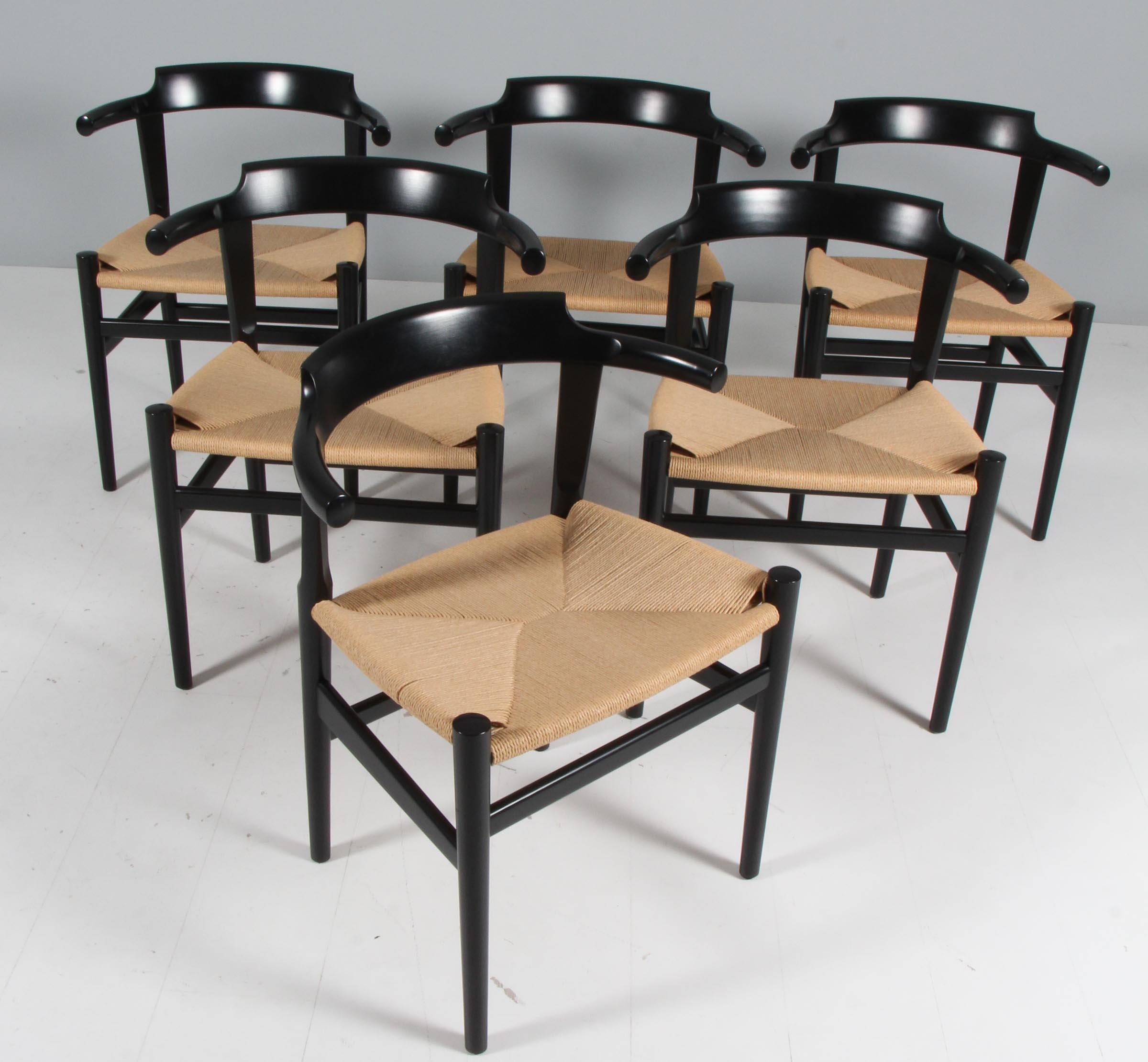 Hans J. Wegner six fauteuils avec cadre laqué solide

Sièges à cordon en papier danois d'origine.

Modèle PP68, fabriqué par PP Møbler.