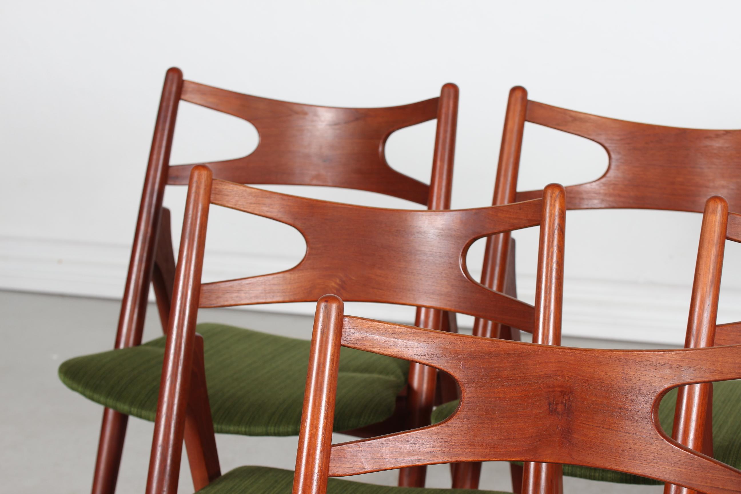 Hans J. Wegner Satz von sechs Sawbuck Stühlen Ch 29 aus Teakholz von Carl Hansen, 1950er Jahre (Moderne der Mitte des Jahrhunderts) im Angebot