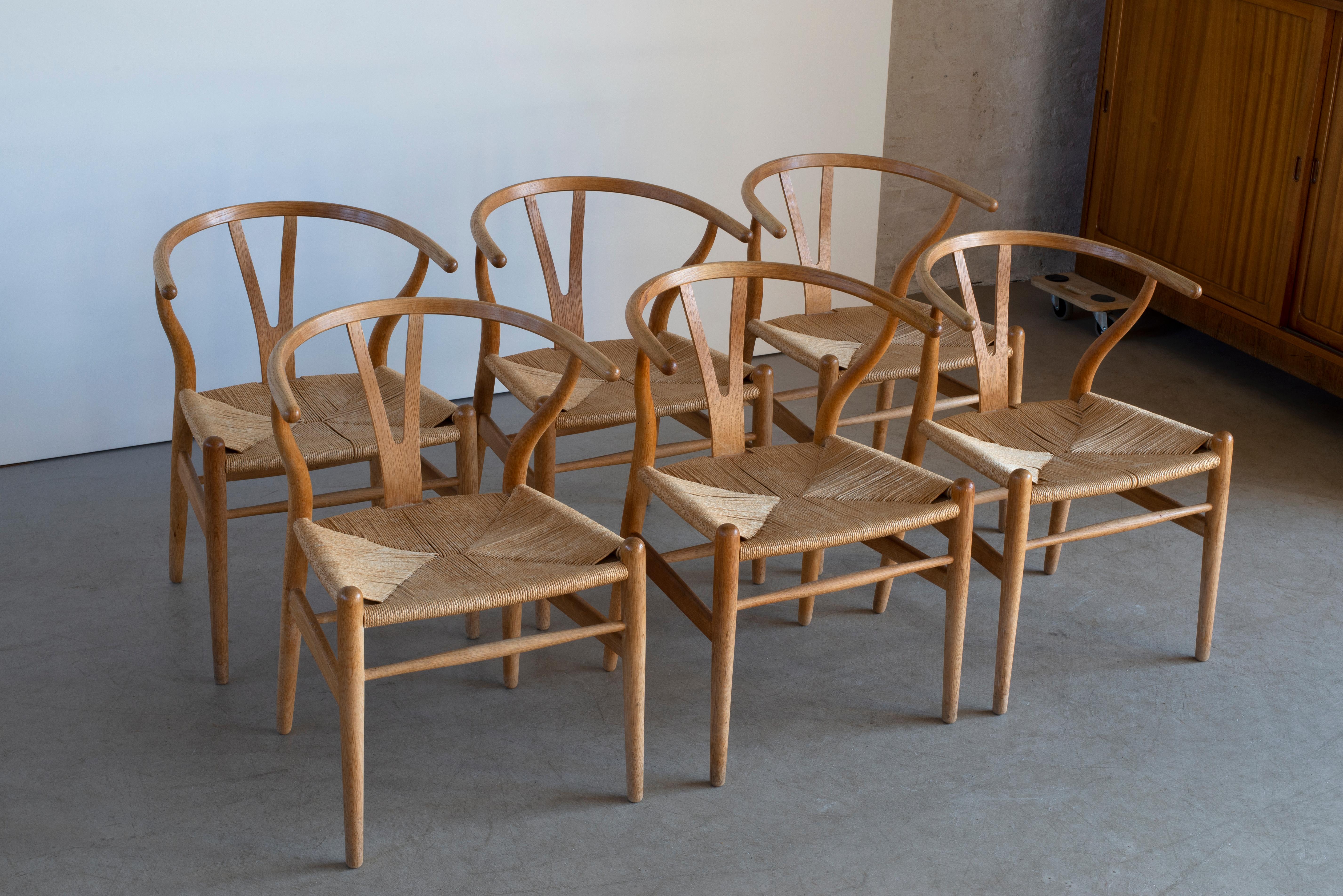 Danois Ensemble de six chaises Wishbone en chêne de Hans J. Wegner en vente