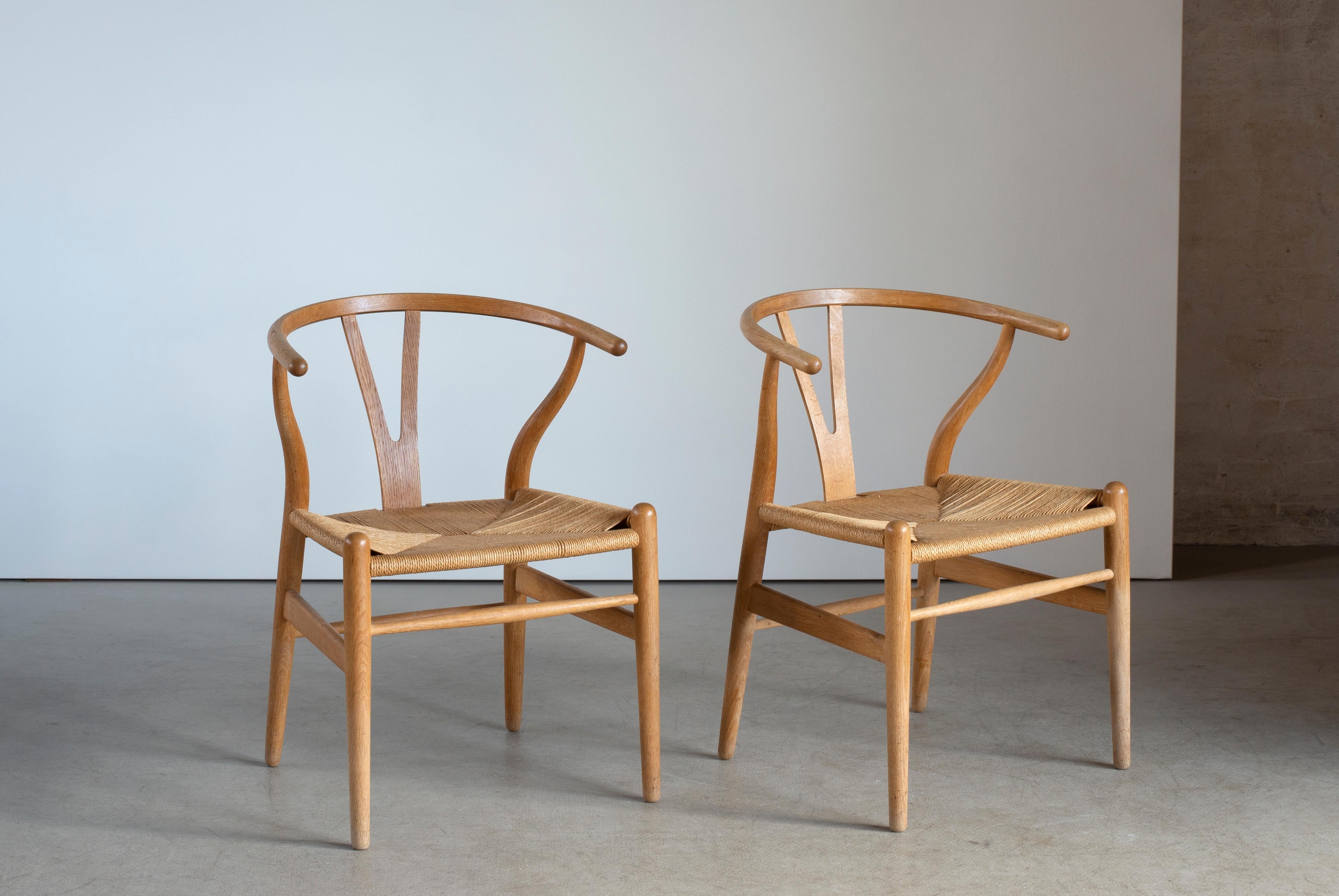 Hans J. Wegner Set of Six “Wishbone” Chairs in Oak In Good Condition For Sale In Copenhagen, DK