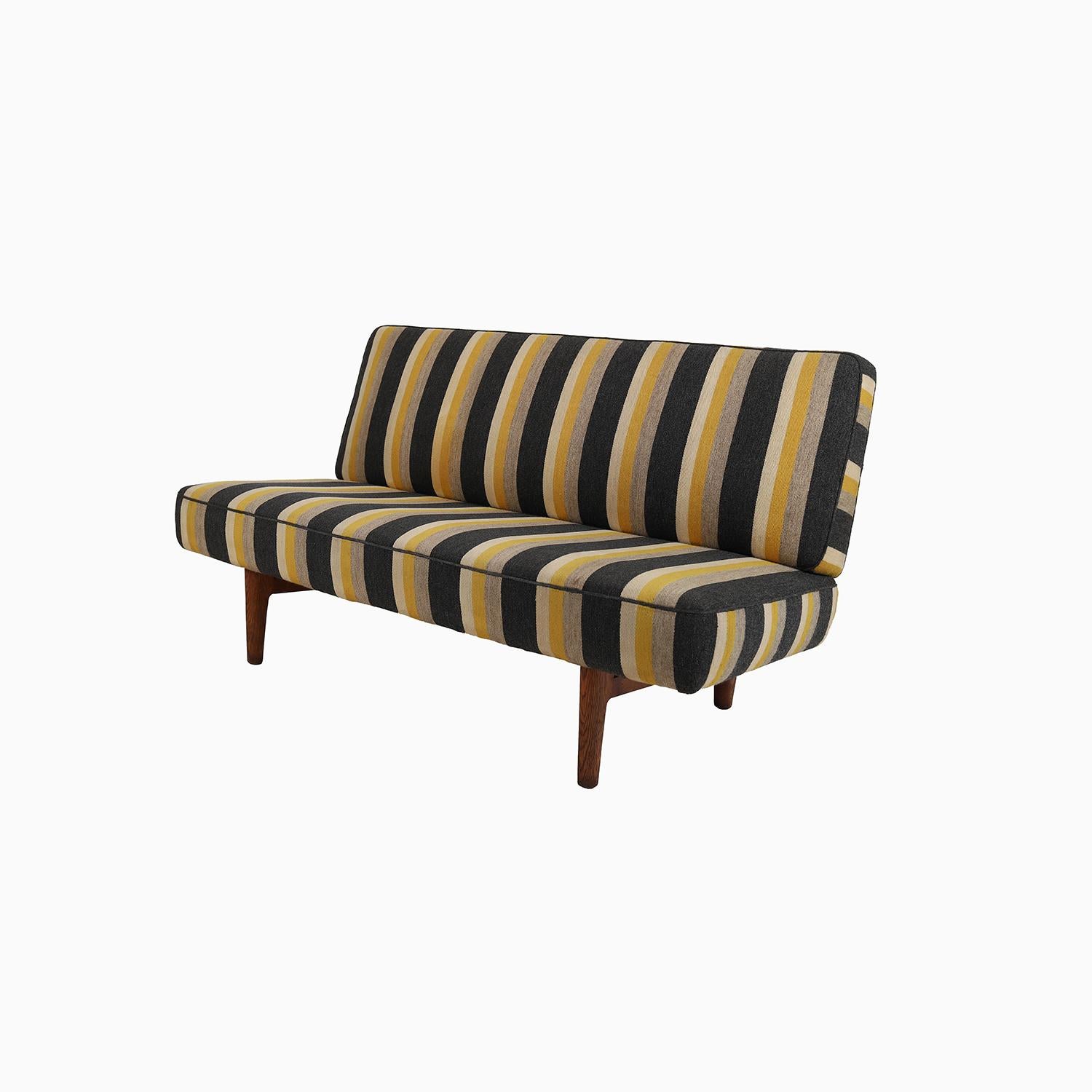 Sillón Hans J. Wegner en roble y rayas Escandinavo moderno en venta