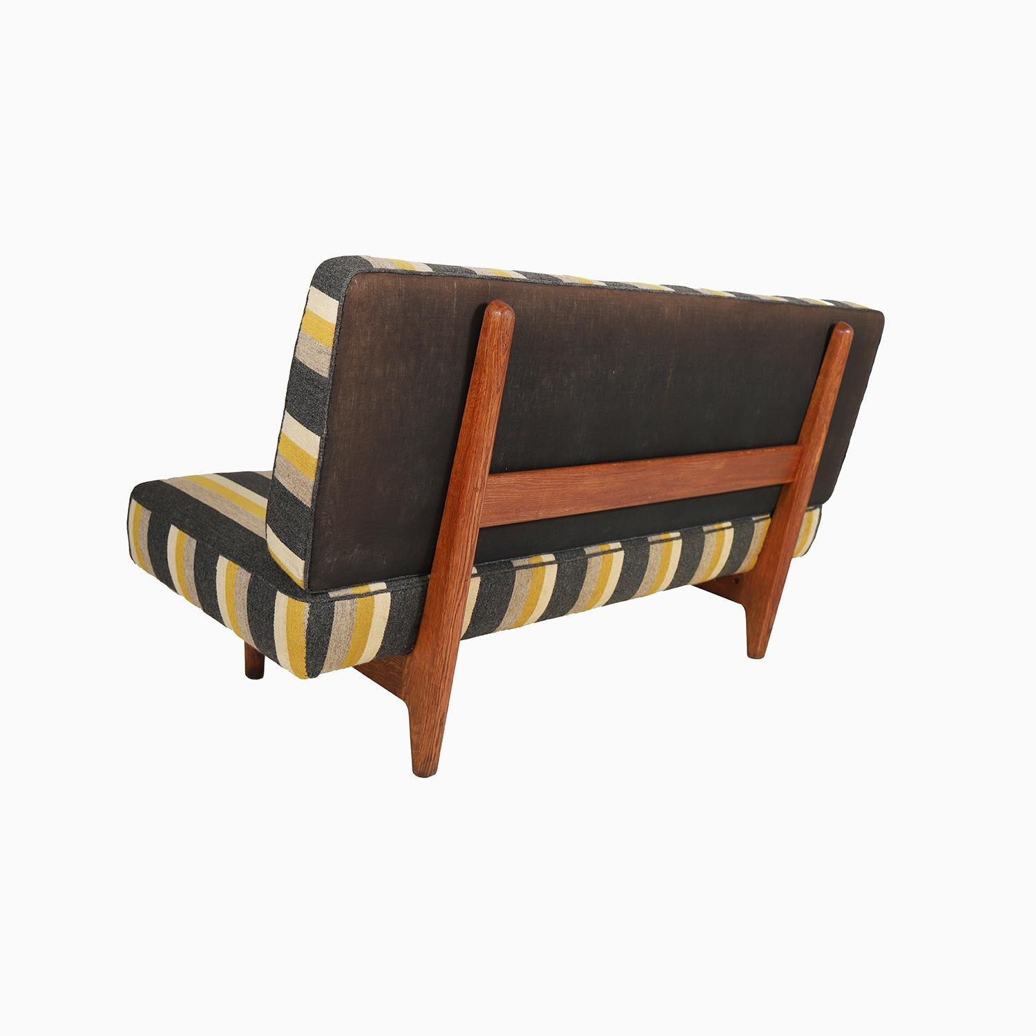 Sillón Hans J. Wegner en roble y rayas en Excelente estado para la venta en Minneapolis, MN
