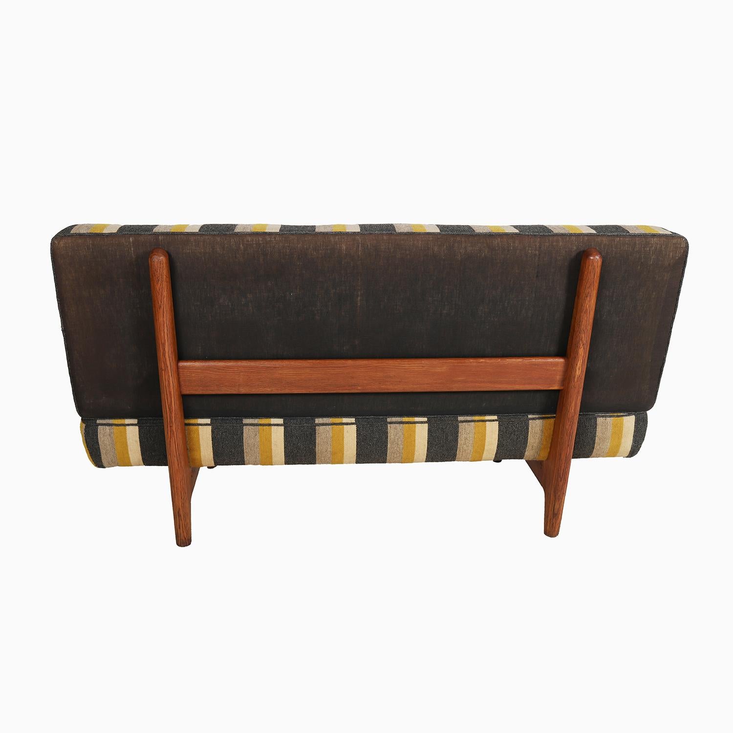 Sillón Hans J. Wegner en roble y rayas siglo XX en venta