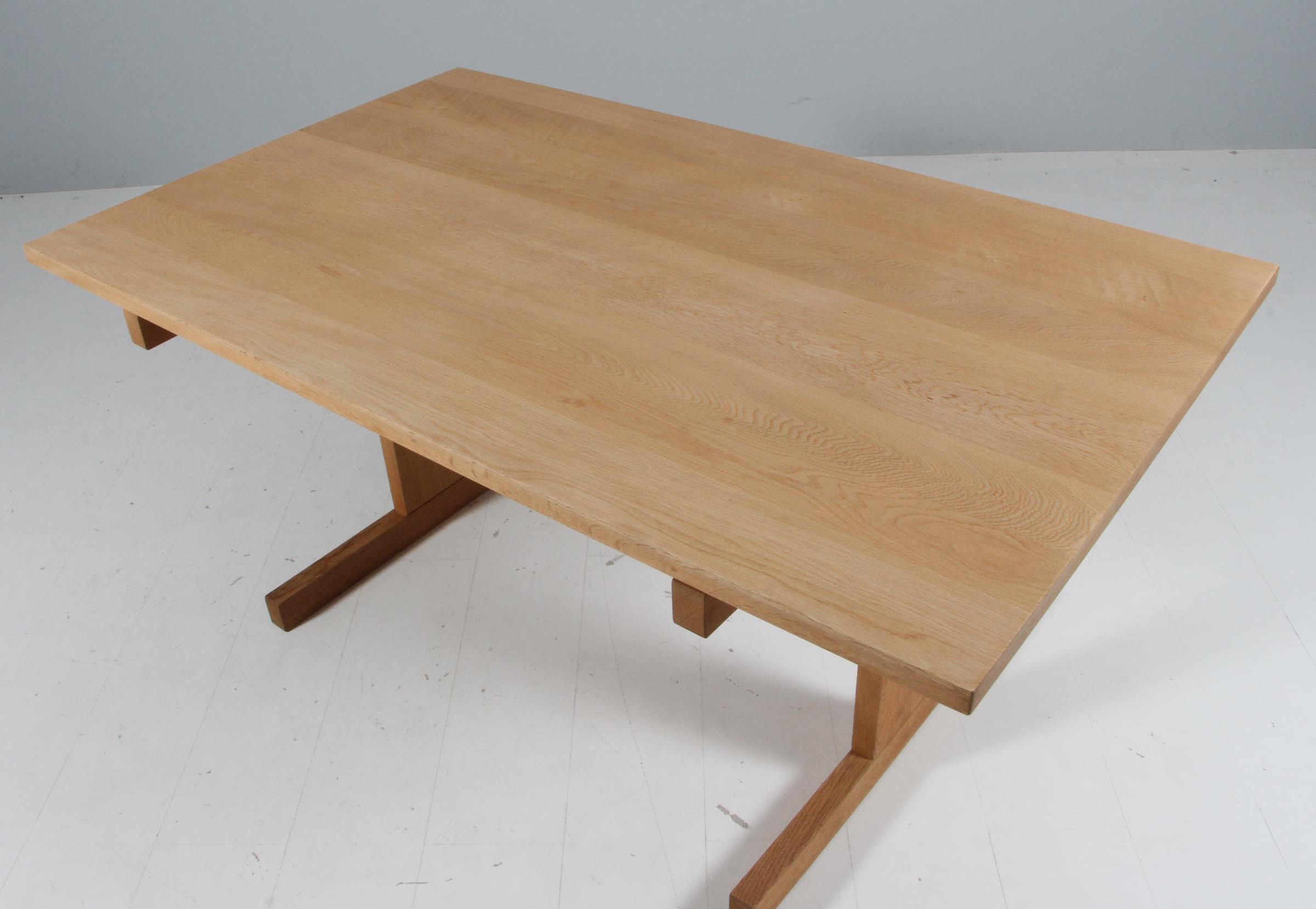 Hans J. Wegner shaker dining table made of solid oak. Extension leafes

Made by GETAMA.

  
