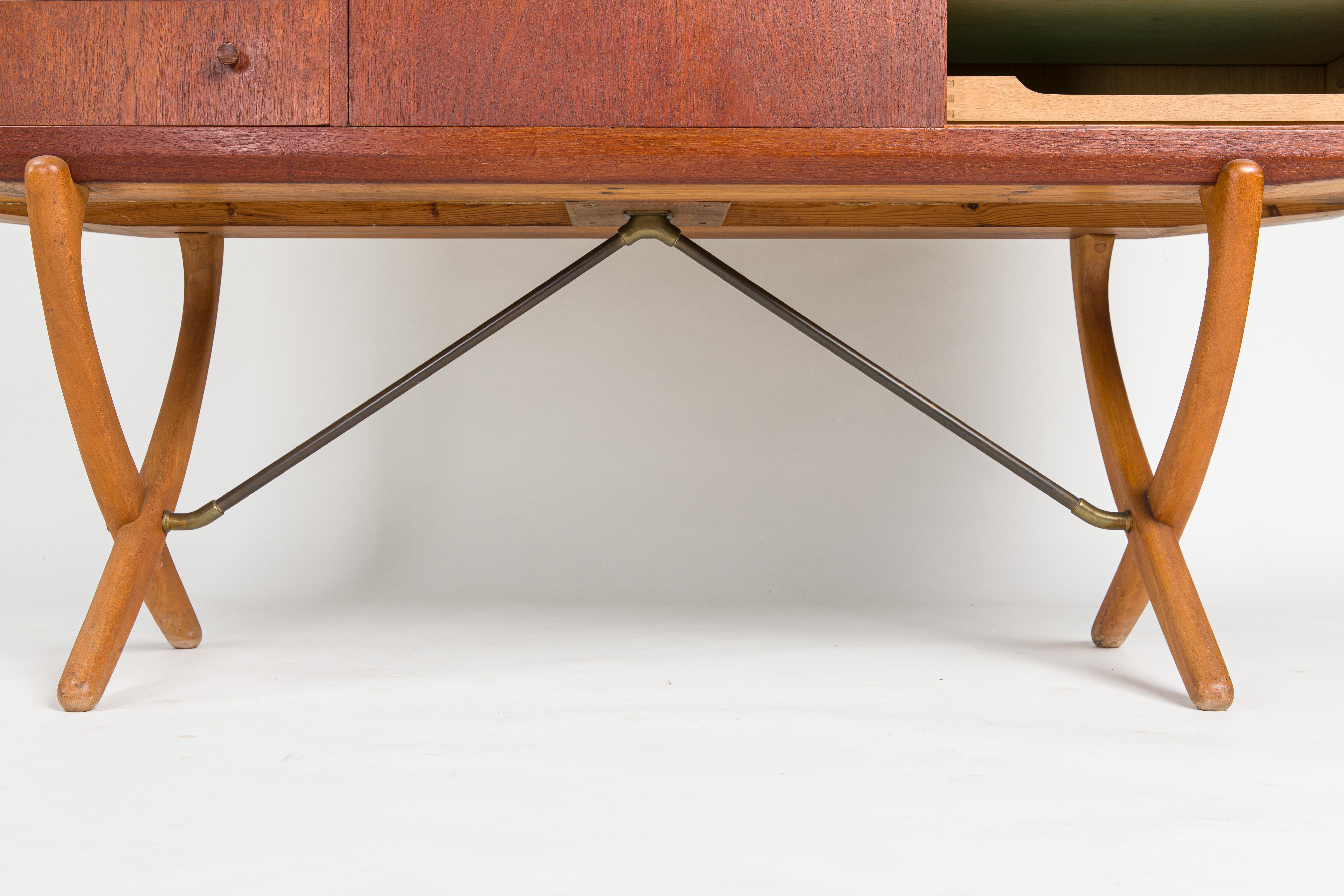 Hans J. Wegner Sideboard CH304 with Crossed Legs, Model CH 304 Midcentury, 1950s In Good Condition In Hamburg, HH