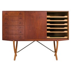 Hans J. Wegner Sideboard CH304 mit gekreuzten Beinen:: Modell CH 304 Midcentury:: 1950er Jahre