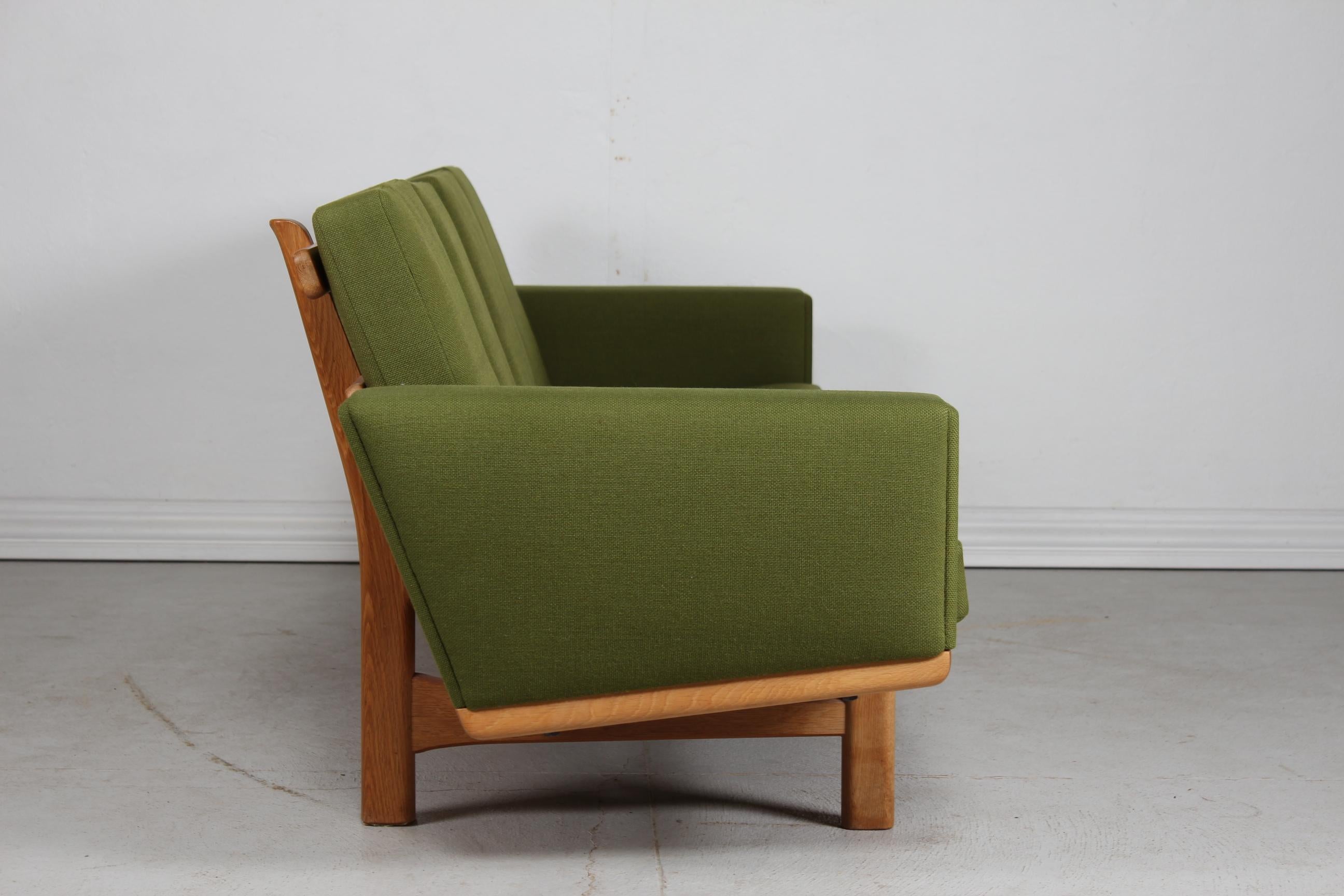 Mid-Century Modern Hans J. Wegner Sofa GE 236 / 4 of Oak with Original Green Wool by GETAMA, 1970s