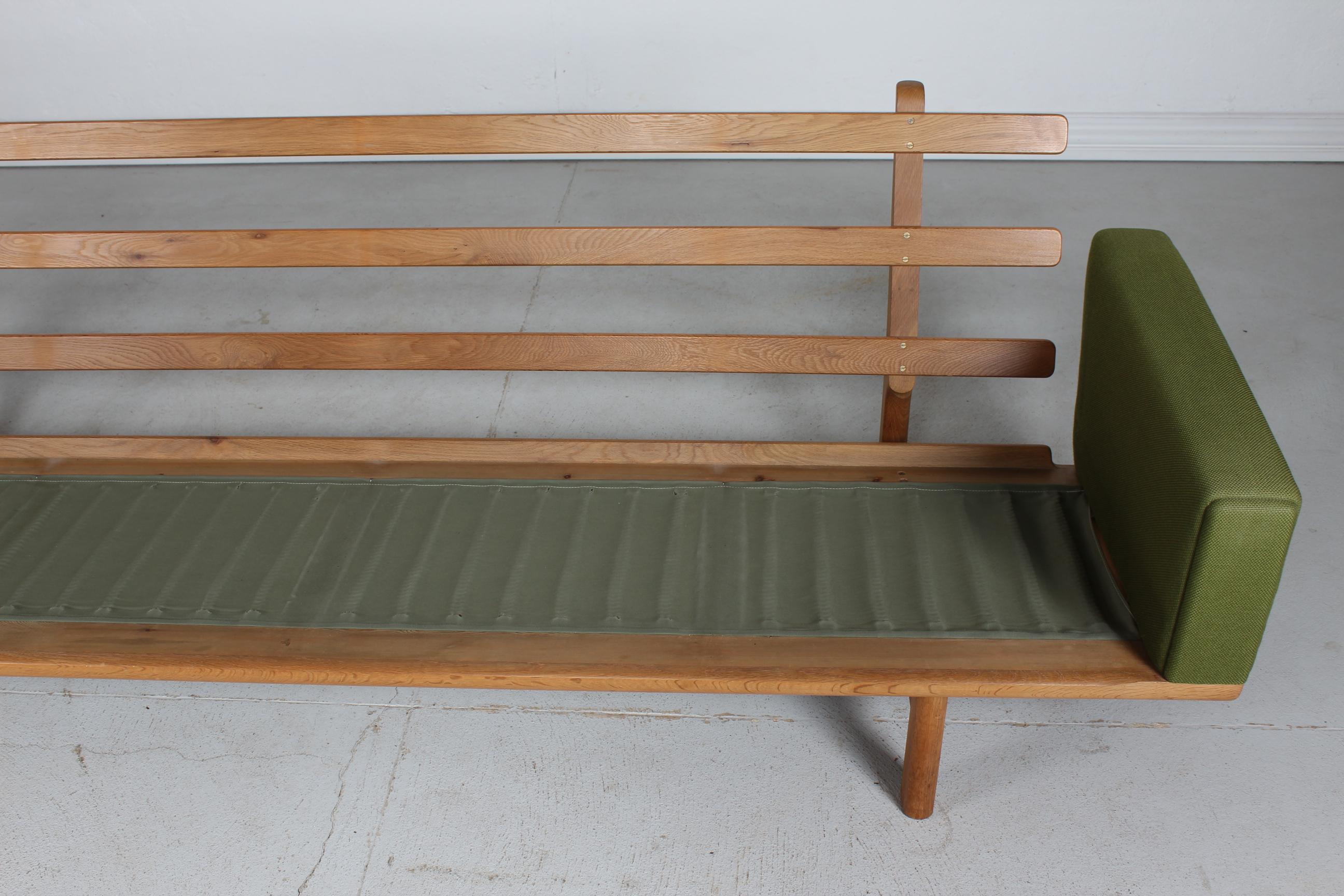 Hans J. Wegner Sofa GE 236 / 4 of Oak with Original Green Wool by GETAMA, 1970s In Good Condition In Aarhus C, DK