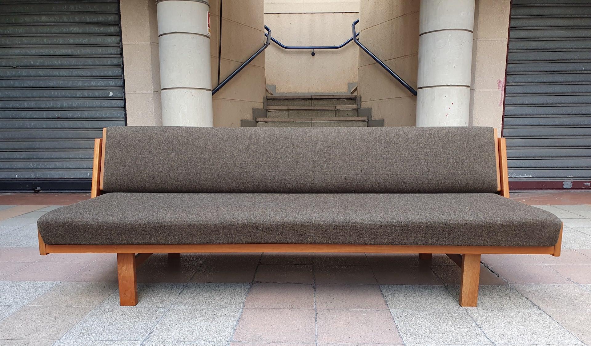 Hans J. Wegner
Sofa GE 238
Edition Getama
Circa 1965
Heather brown textile, lacquered wood, oak
 Measures: 75 x 210 x 95 cm
In a perfect state!