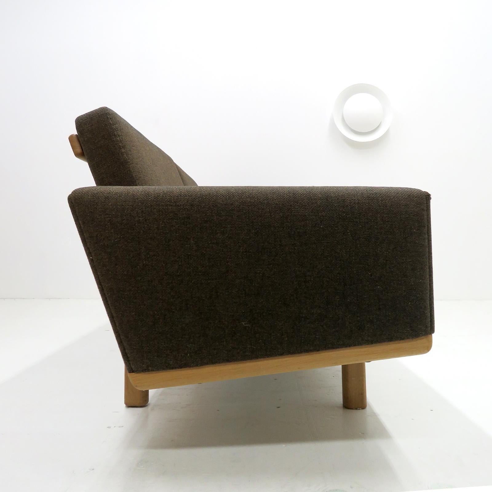 Hans J. Wegner Sofa, Modell GE-236/3, 1950 (Wolle) im Angebot