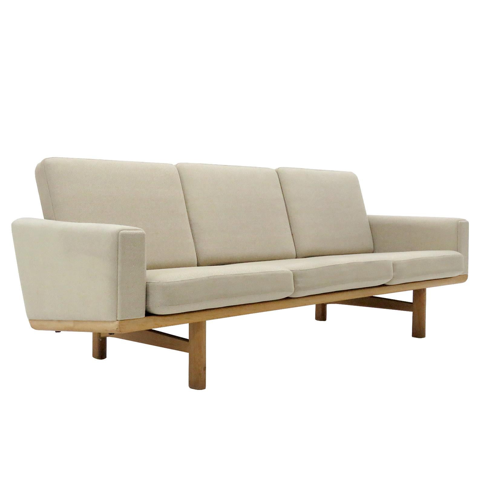 Hans J. Wegner Sofa Model GE-236/3 at 1stDibs | hans wegner sofa 