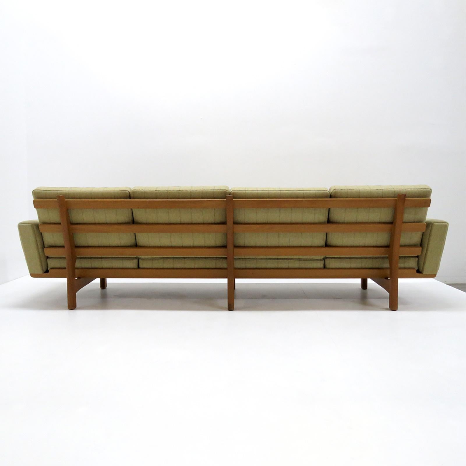 Hans J. Wegner Sofa Model GE-236/4 In Good Condition In Los Angeles, CA
