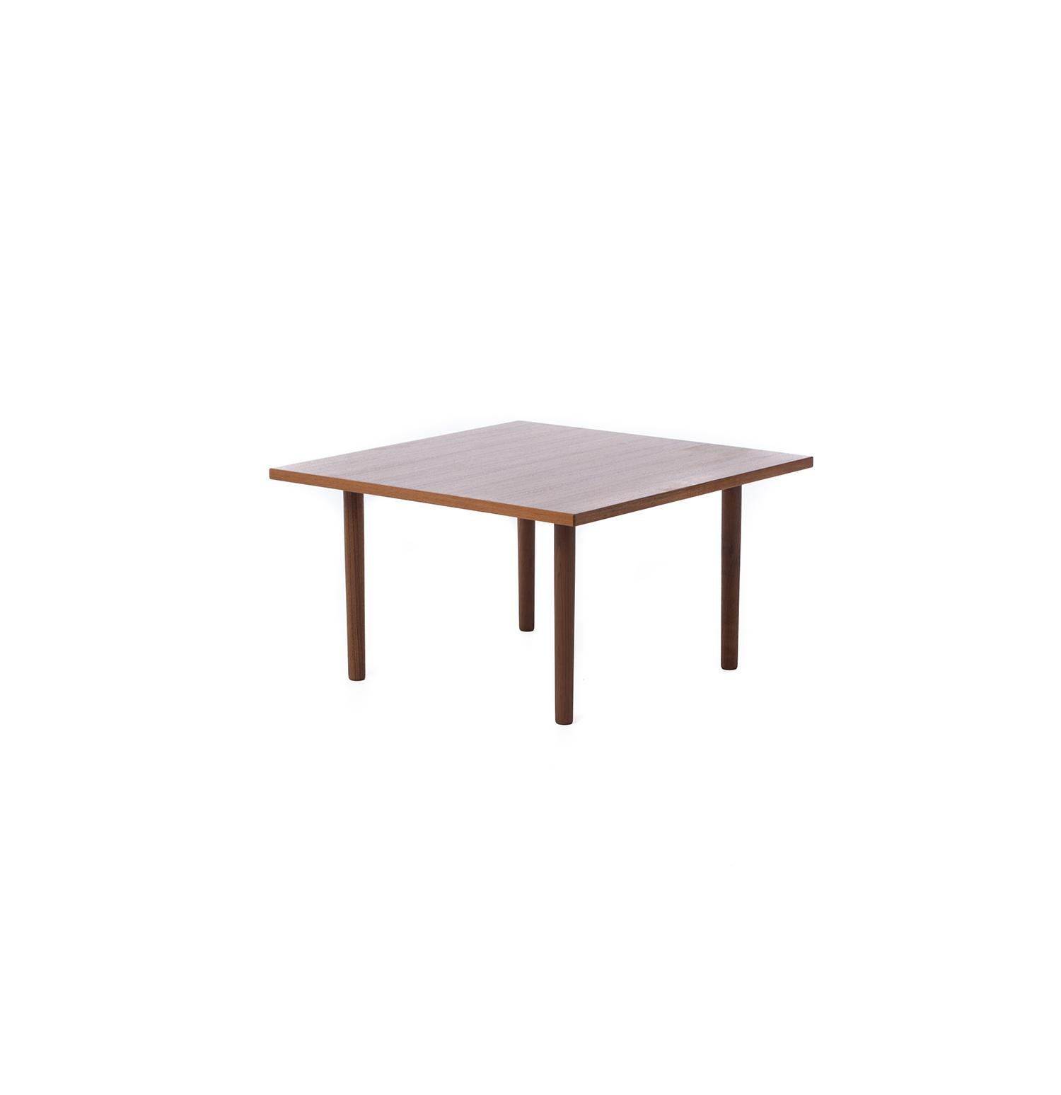 Hans J Wegner Square Teak Coffee Table In Excellent Condition For Sale In Minneapolis, MN