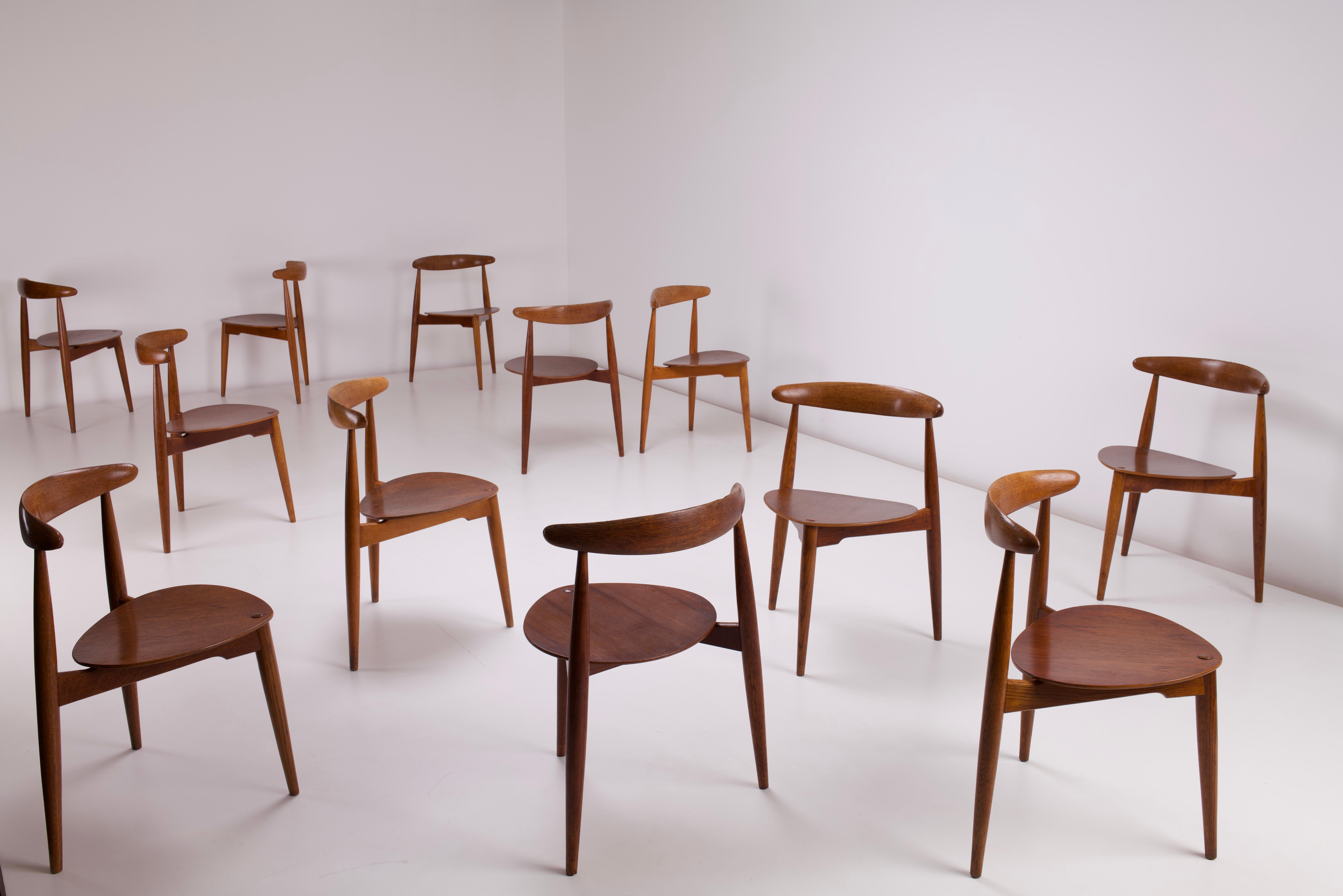 Abbiamo in vendita un set raramente visto di dodici sedie Heart disegnate da Hansen per Fritz Hansen.  Questi sono i nostri preferiti. È ideale per l'utilizzo con una varietà di tavoli. Sono bellissimi anche impilati. Le sedie stanno bene e sono