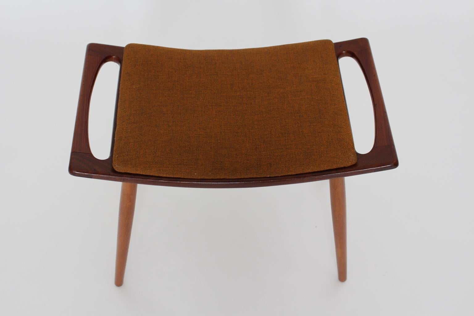 Mid Century Modern Vintage Hans J. Wegner Stool Attributed, 1950s, Denmark For Sale 2