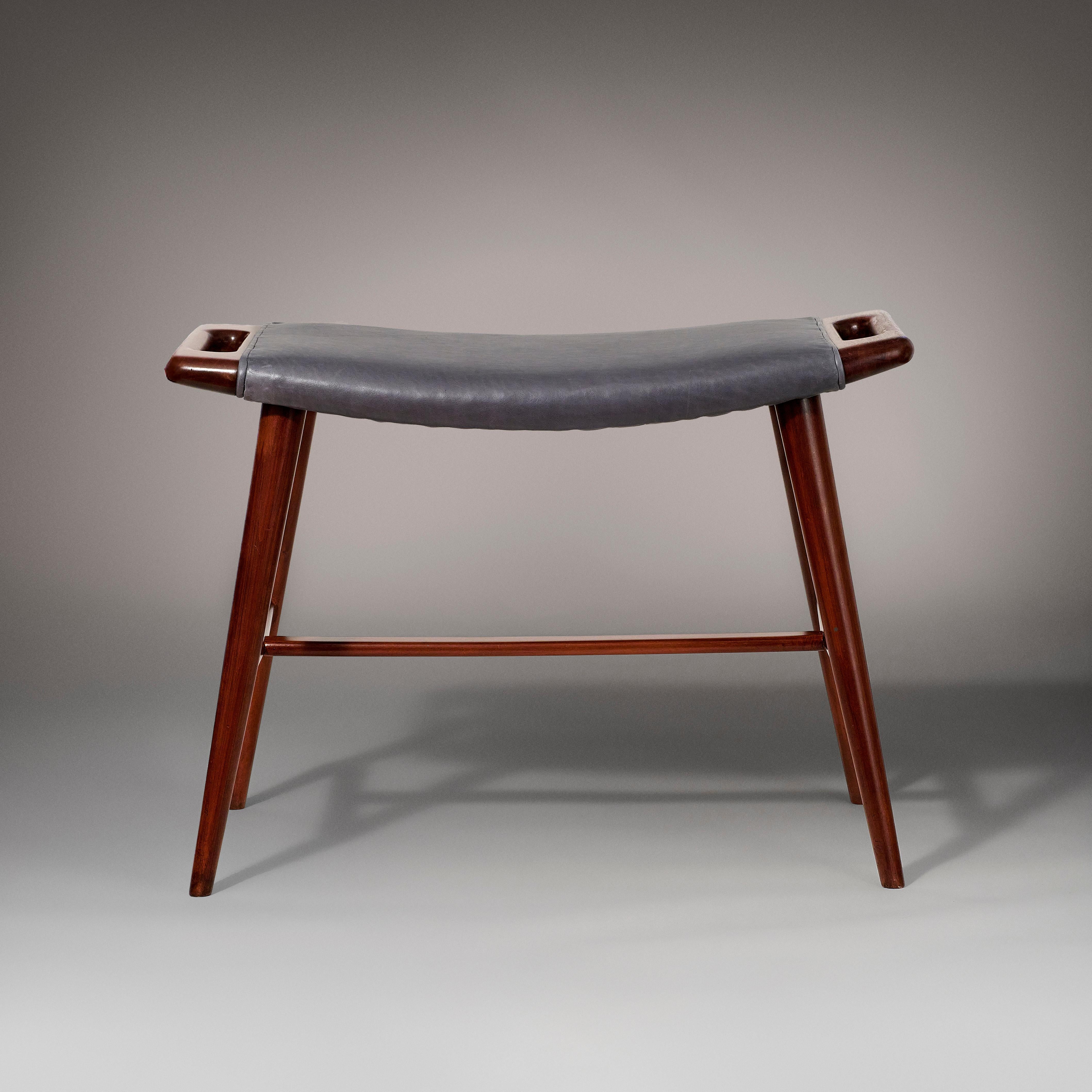 Scandinavo moderno Sgabello Hans J. Wegner in faggio tinto e pelle all'anilina in vendita