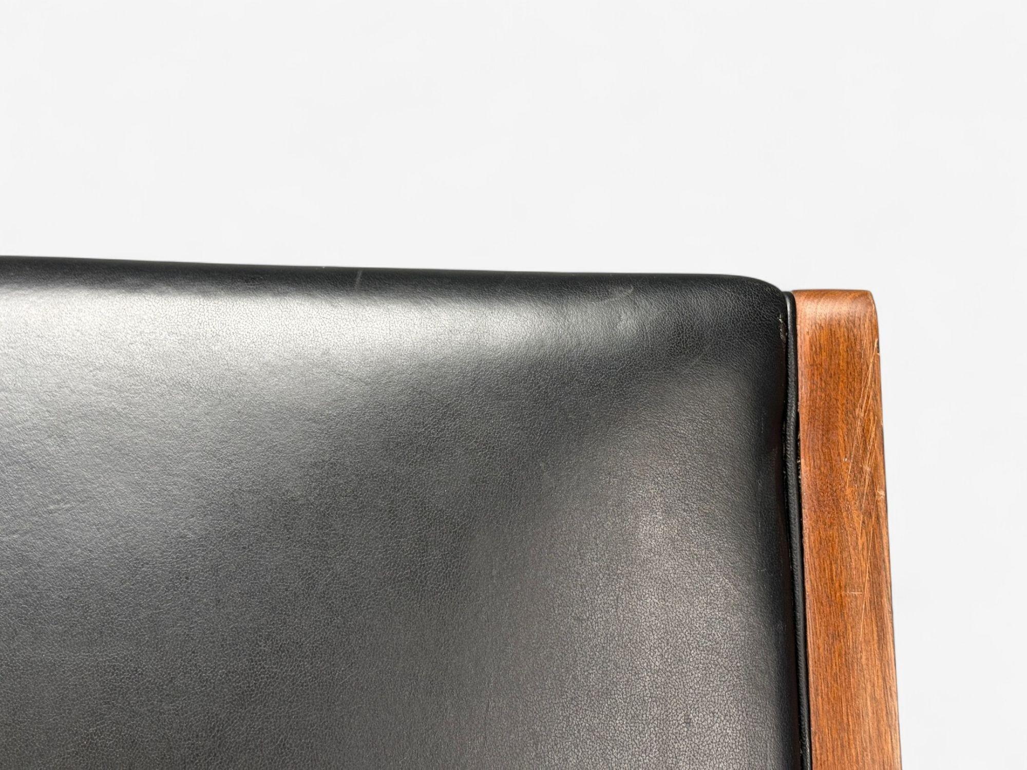 Divano in stile Hans J. Wegner, teak, similpelle, Danimarca, anni '50 in vendita 1