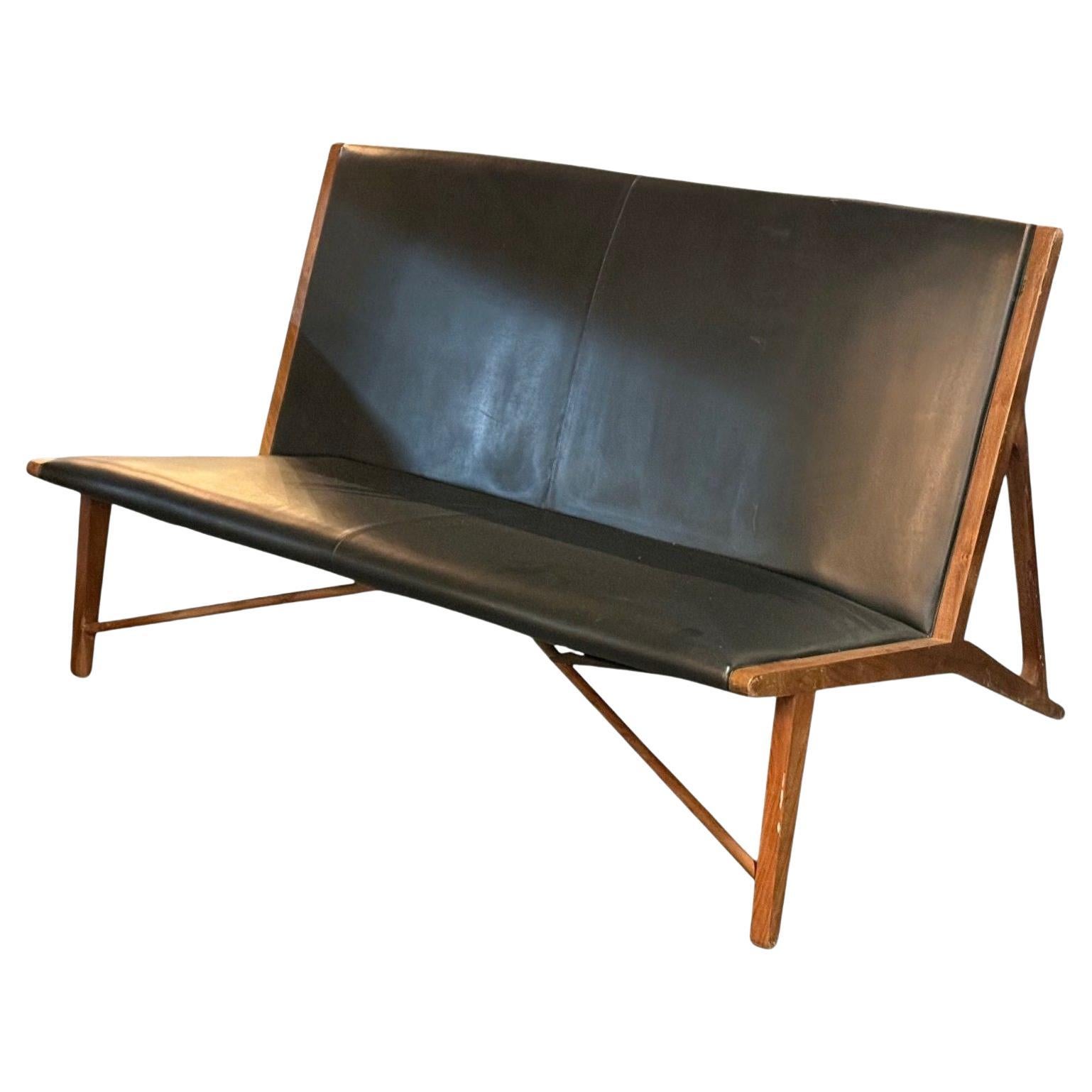 Divano in stile Hans J. Wegner, teak, similpelle, Danimarca, anni '50 in vendita