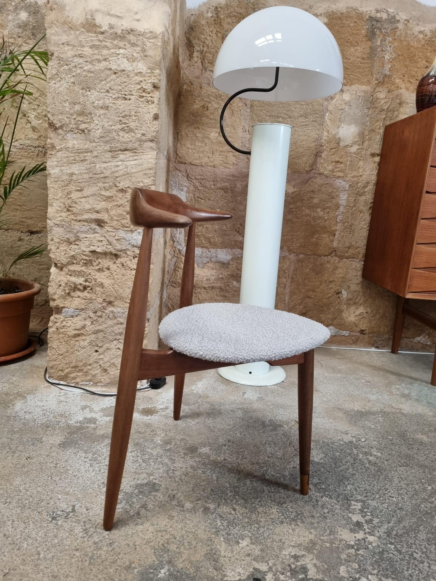 Dreibein-Stuhl im Stil von Hans J. Wegner, Dänemark 1960er Jahre im Angebot 3
