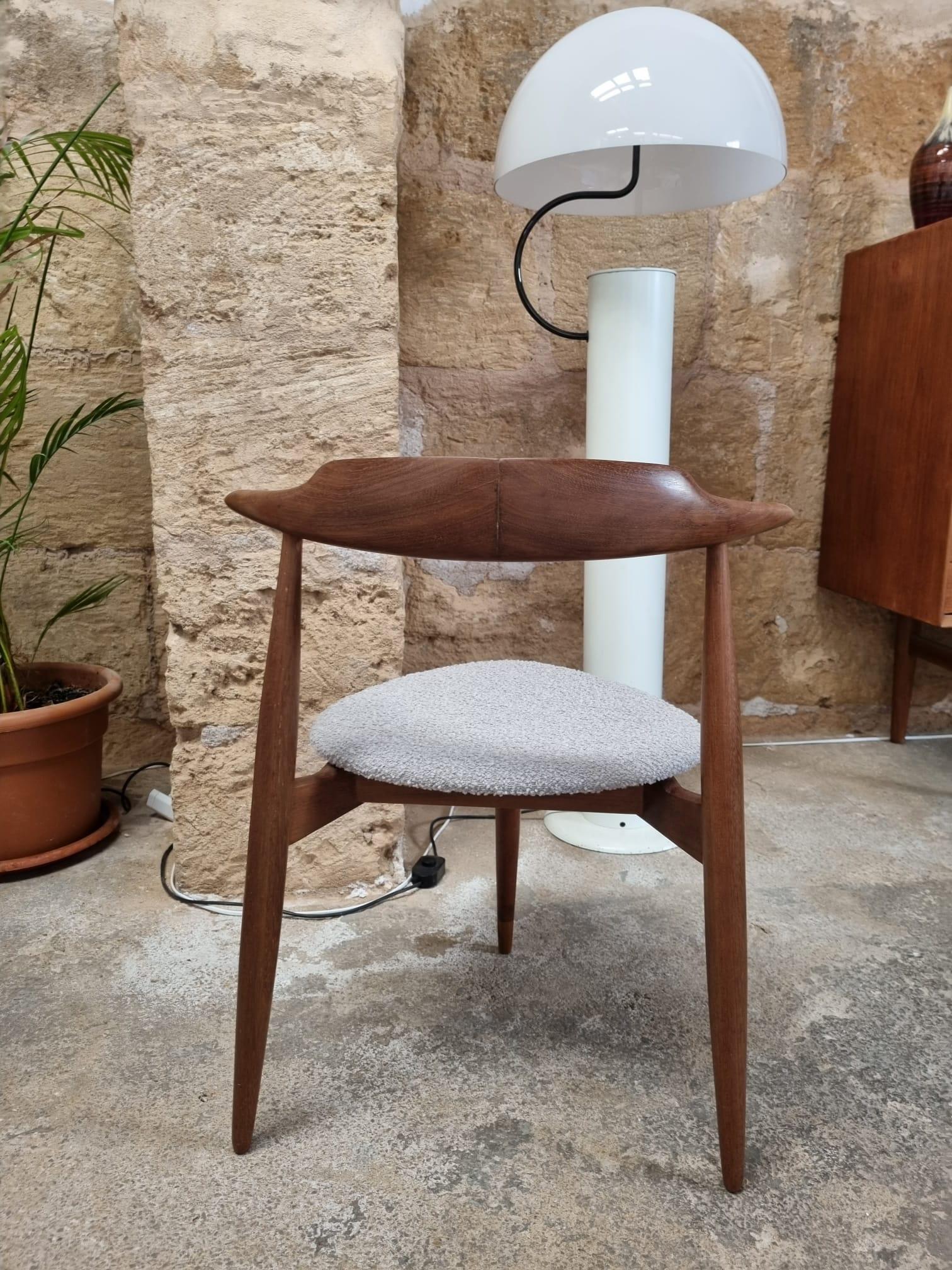 Dreibein-Stuhl im Stil von Hans J. Wegner, Dänemark 1960er Jahre im Angebot 4