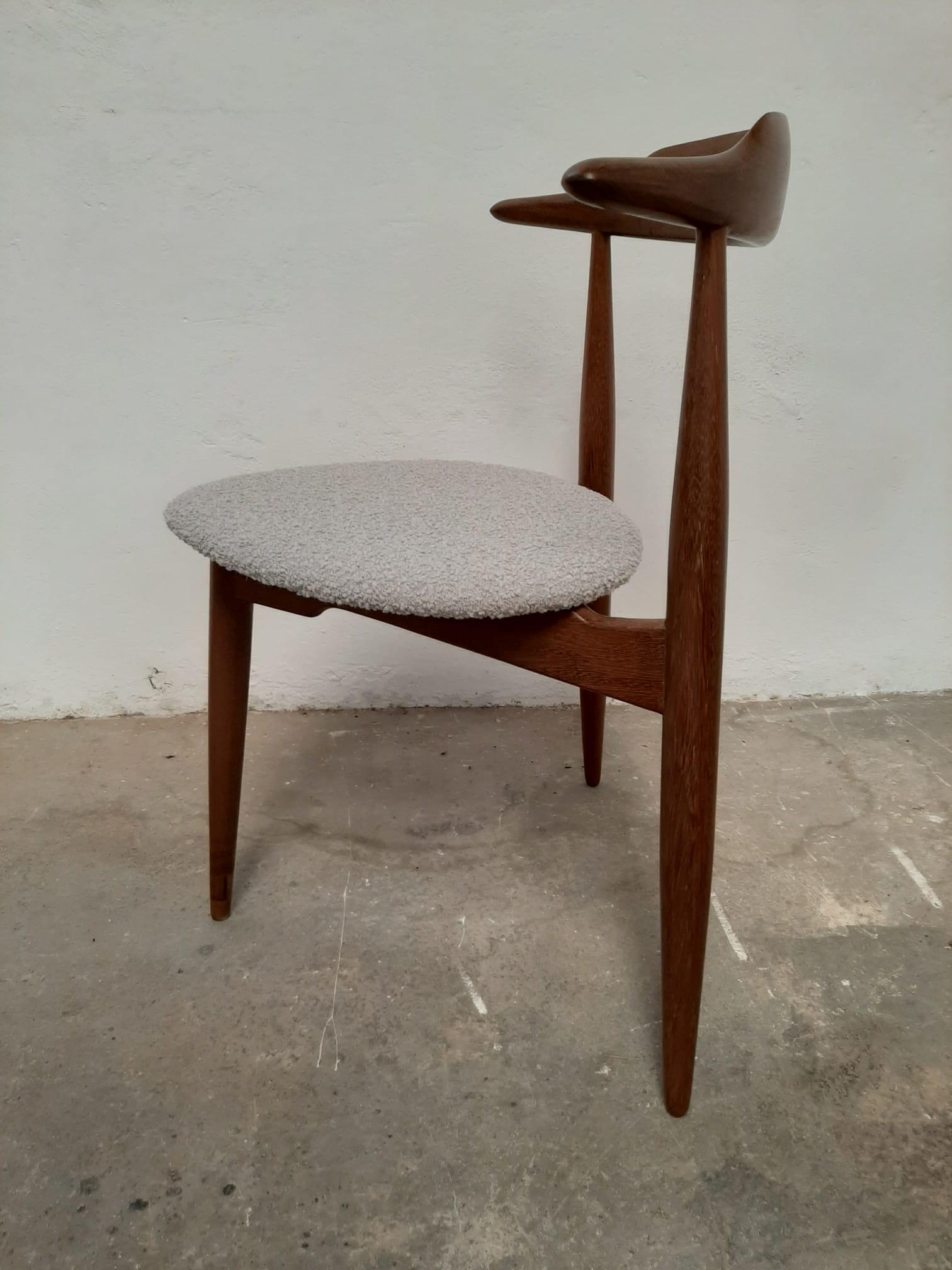 Dreibein-Stuhl im Stil von Hans J. Wegner, Dänemark 1960er Jahre (Stoff) im Angebot