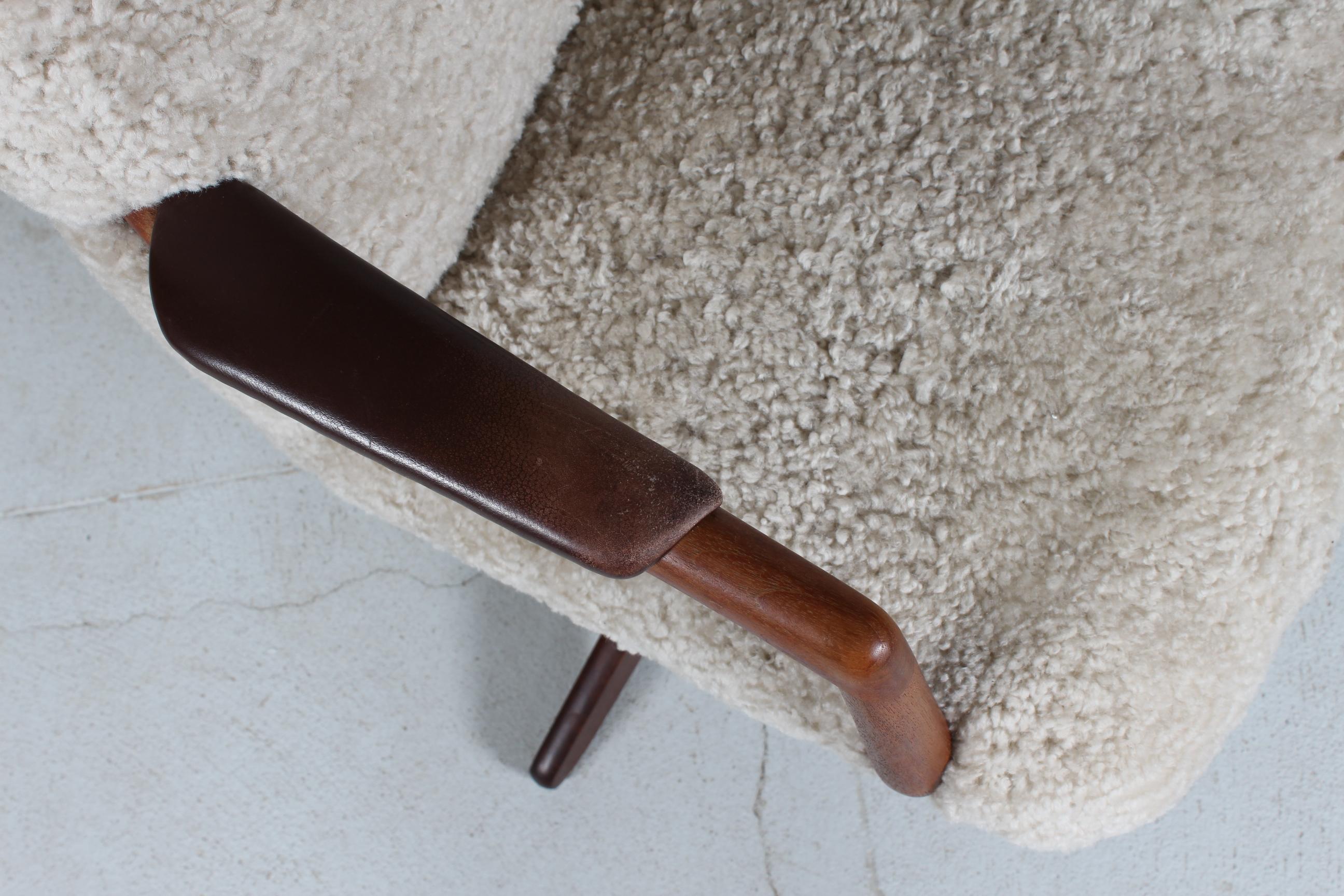 Hans J. Wegner Style Vintage Swivel Chair Reupholstered with New Sheepskin 1940s For Sale 9