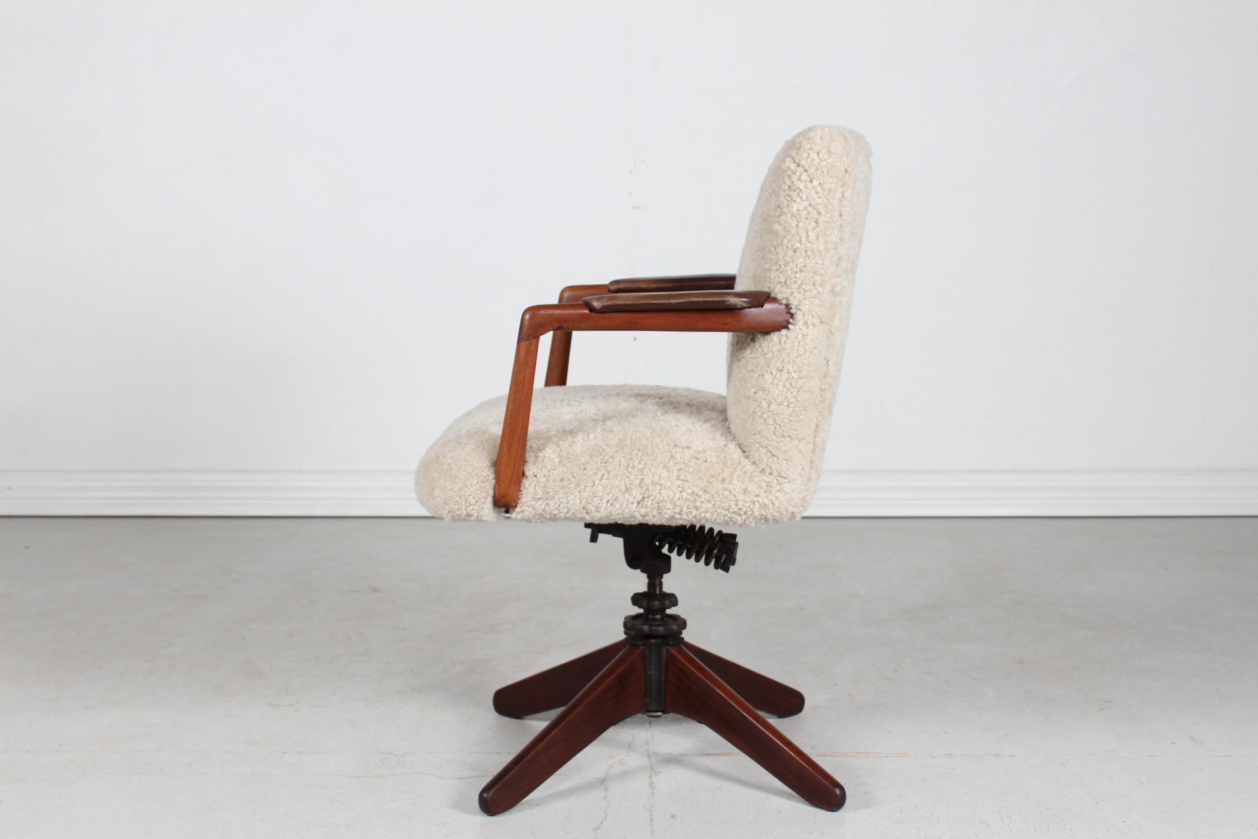 Hans J. Wegner Style Vintage Swivel Chair Reupholstered with New Sheepskin 1940s For Sale 1