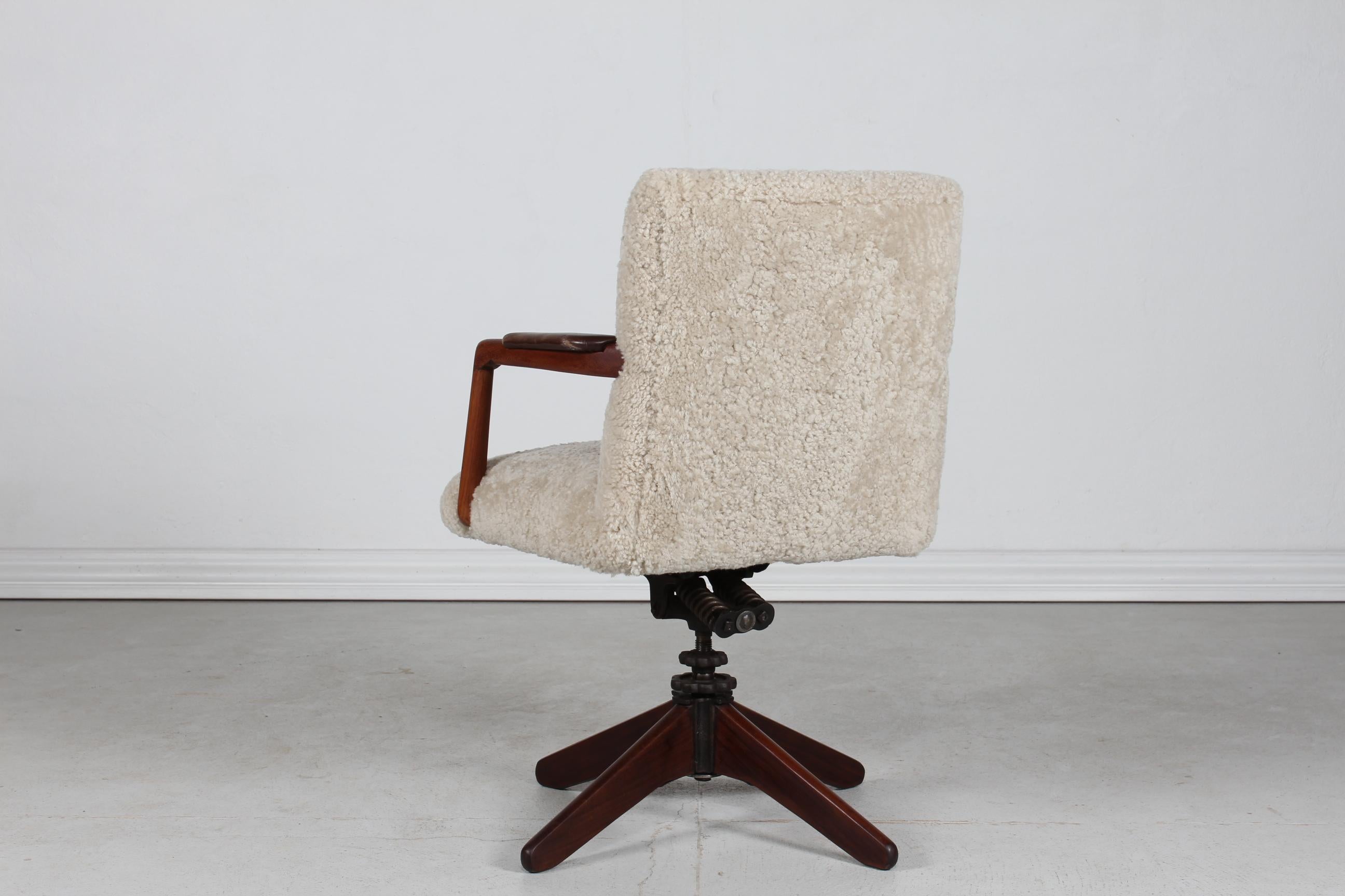 Hans J. Wegner Style Vintage Swivel Chair Reupholstered with New Sheepskin 1940s For Sale 2