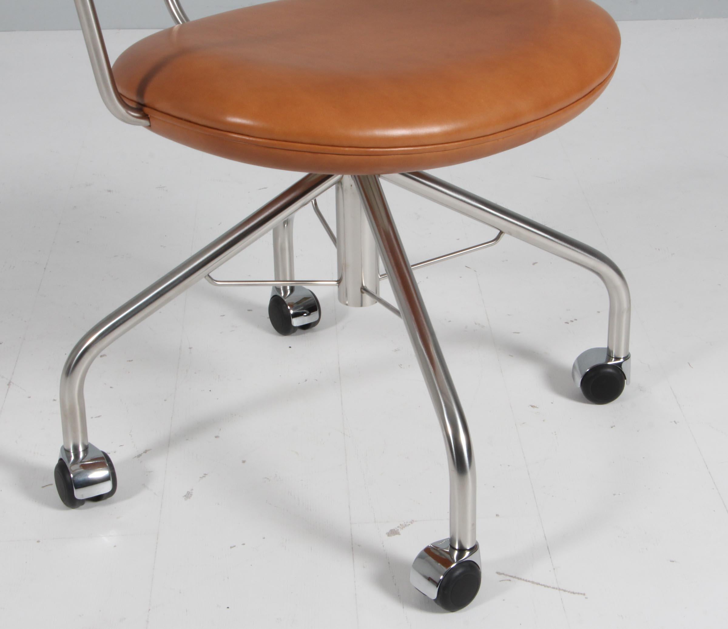 Danish Hans J. Wegner Swivel Chair, oak and elegance leather, PP502, Denmark For Sale