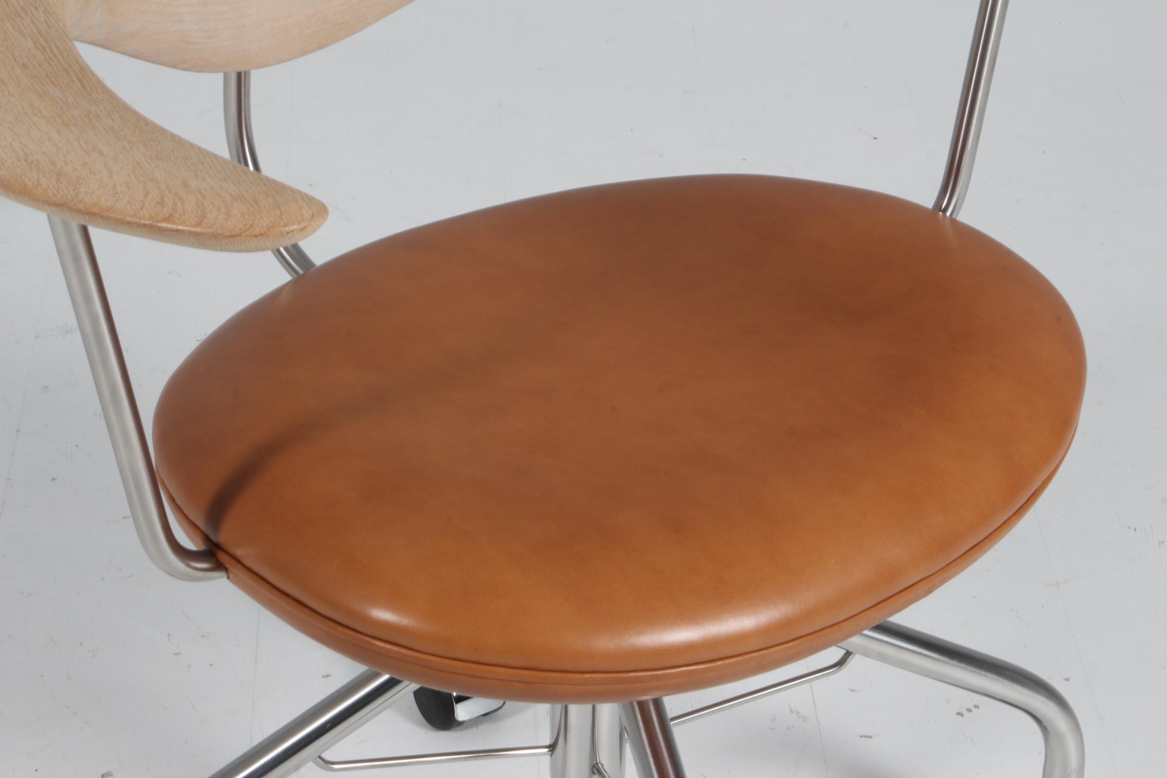 Hans J. Wegner Swivel Chair, oak and elegance leather, PP502, Denmark In Excellent Condition For Sale In Esbjerg, DK