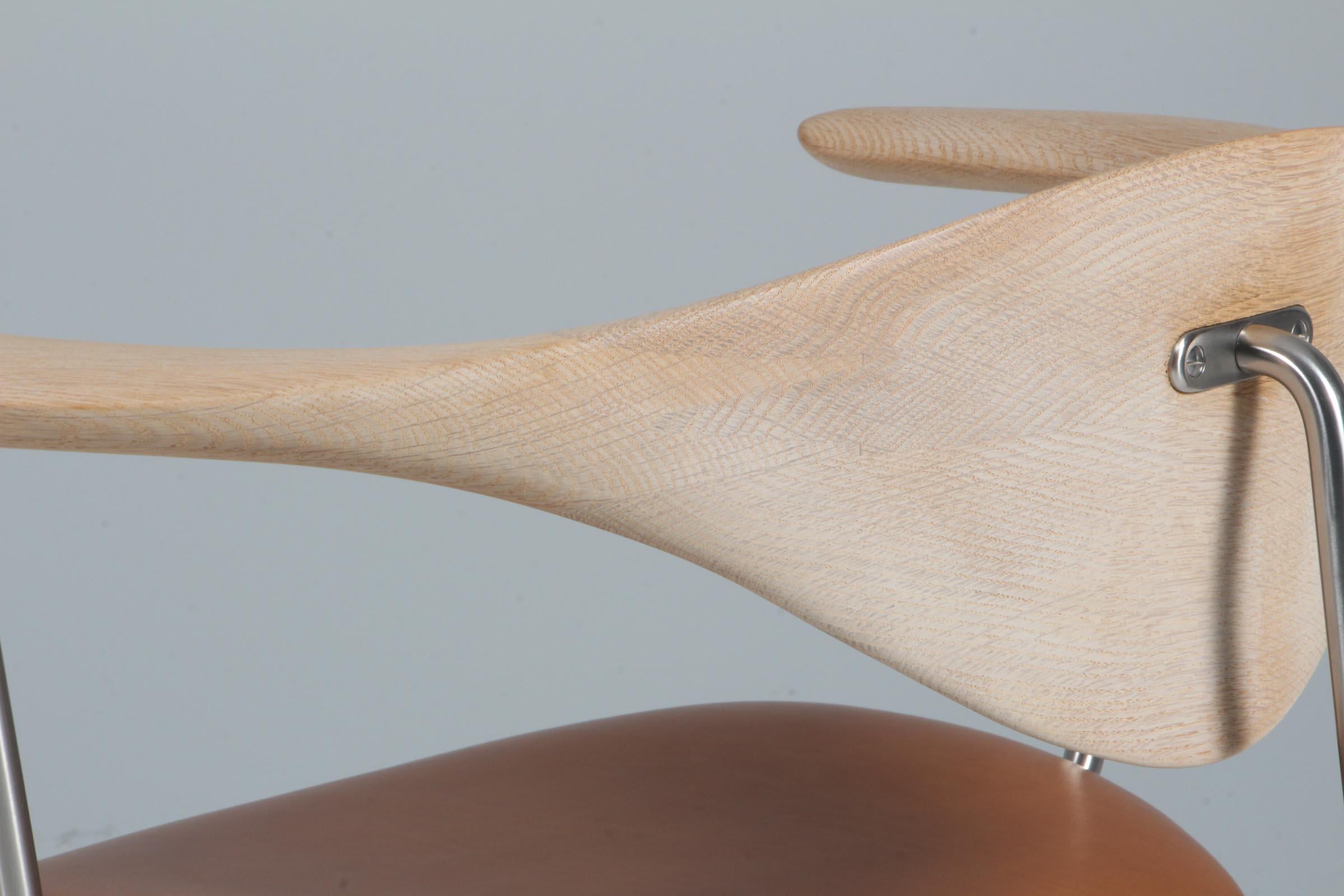 Hans J. Wegner Swivel Chair, oak and elegance leather, PP502, Denmark For Sale 1