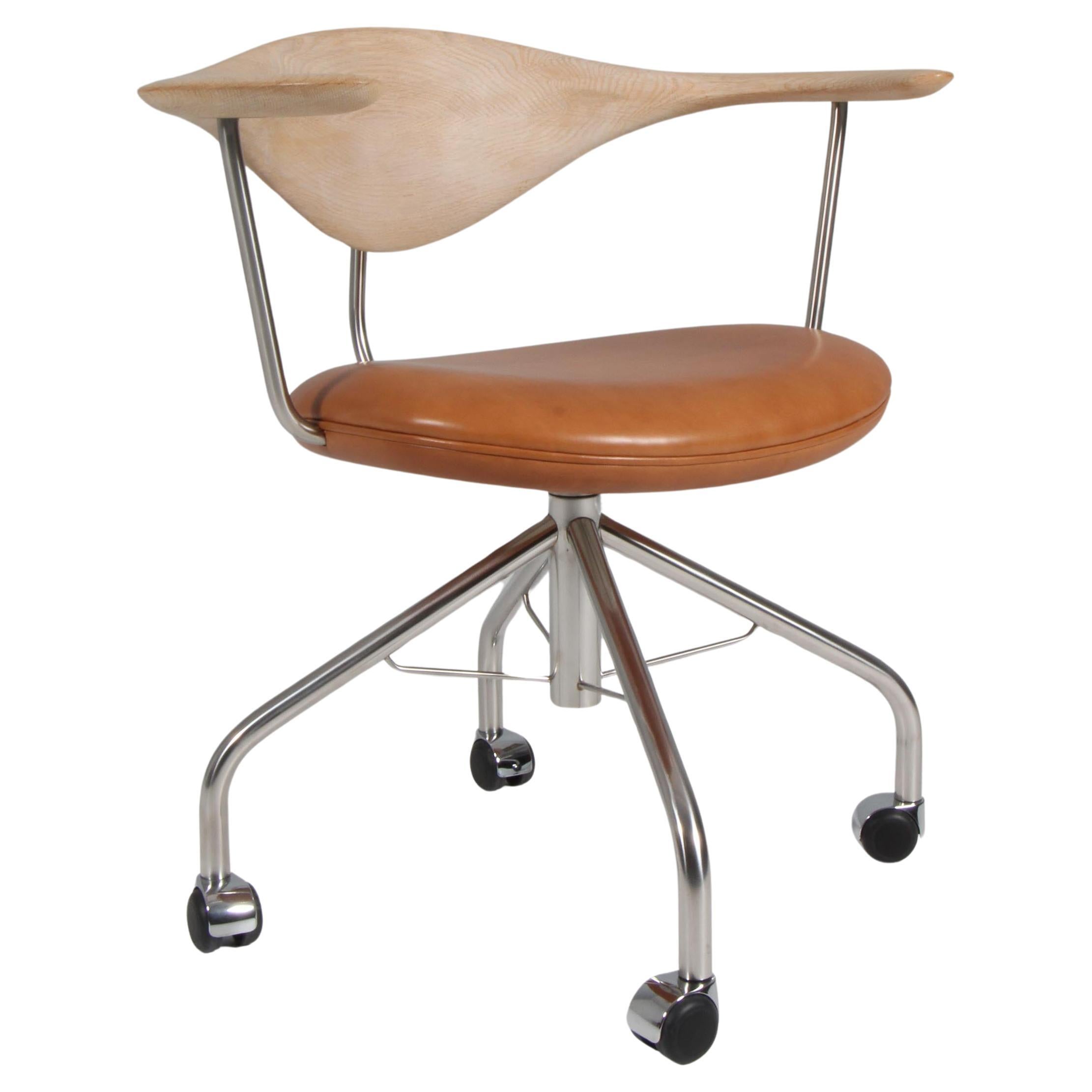 Hans J. Wegner Swivel Chair, oak and elegance leather, PP502, Denmark For Sale