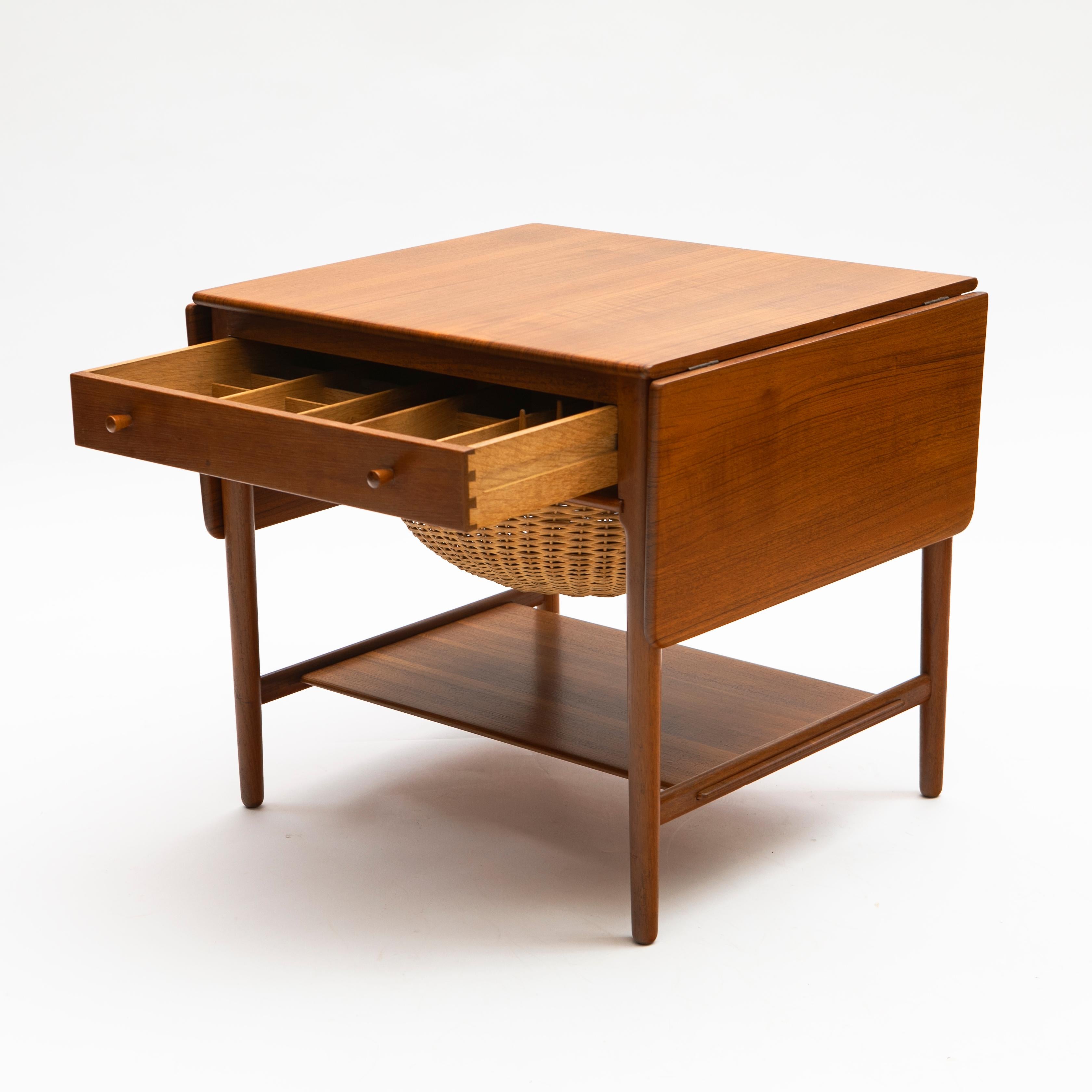 Hans J. Wegner Teak At-33 Sewing Table In Excellent Condition For Sale In Kastrup, DK