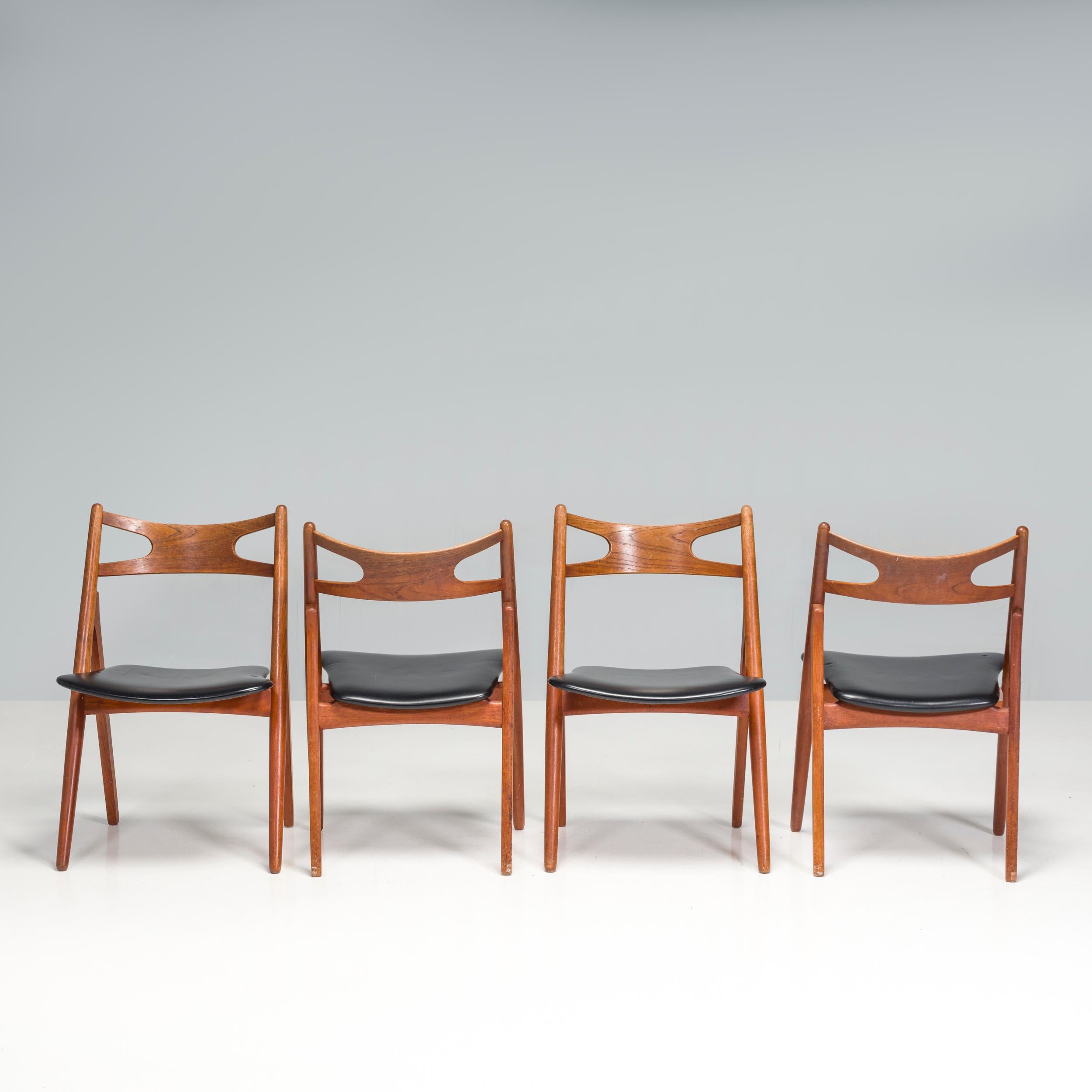 Hans J. Wegner: 4er-Set Sawbuck-Stühle aus Teakholz und schwarzem Leder CH29P, 1960er Jahre im Zustand „Gut“ im Angebot in London, GB