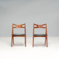 Hans J. Wegner Sillas de comedor de teca y cuero negro CH29P Sawbuck, años 60, set de 2
