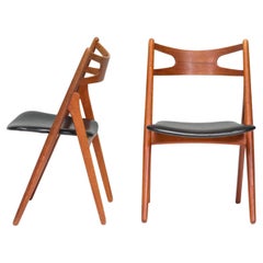 Hans J. Wegner Chaises de salle à manger CH29P Sawbuck en teck et cuir noir, années 1960, lot de 2