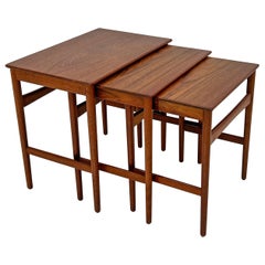 Hans J. Wegner: Teakholz-Stapeltische-Set „At-40“ für Andreas Tuck, Dänemark, 1960er Jahre