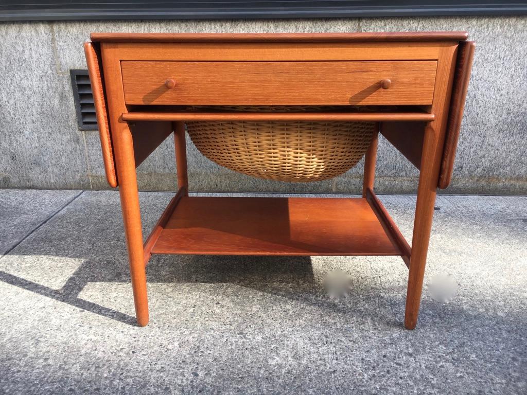 AT-33 teak and cane sewing table by Hans J. Wegner produced by Andreas Tuck, Denmark, circa 1960s
2 drop down leaves, pull out sewing basket, drawer with divider, storage and spindles
Mint condition, signed
Measures: H 60 x L 67 (+ 2 leaves of 27