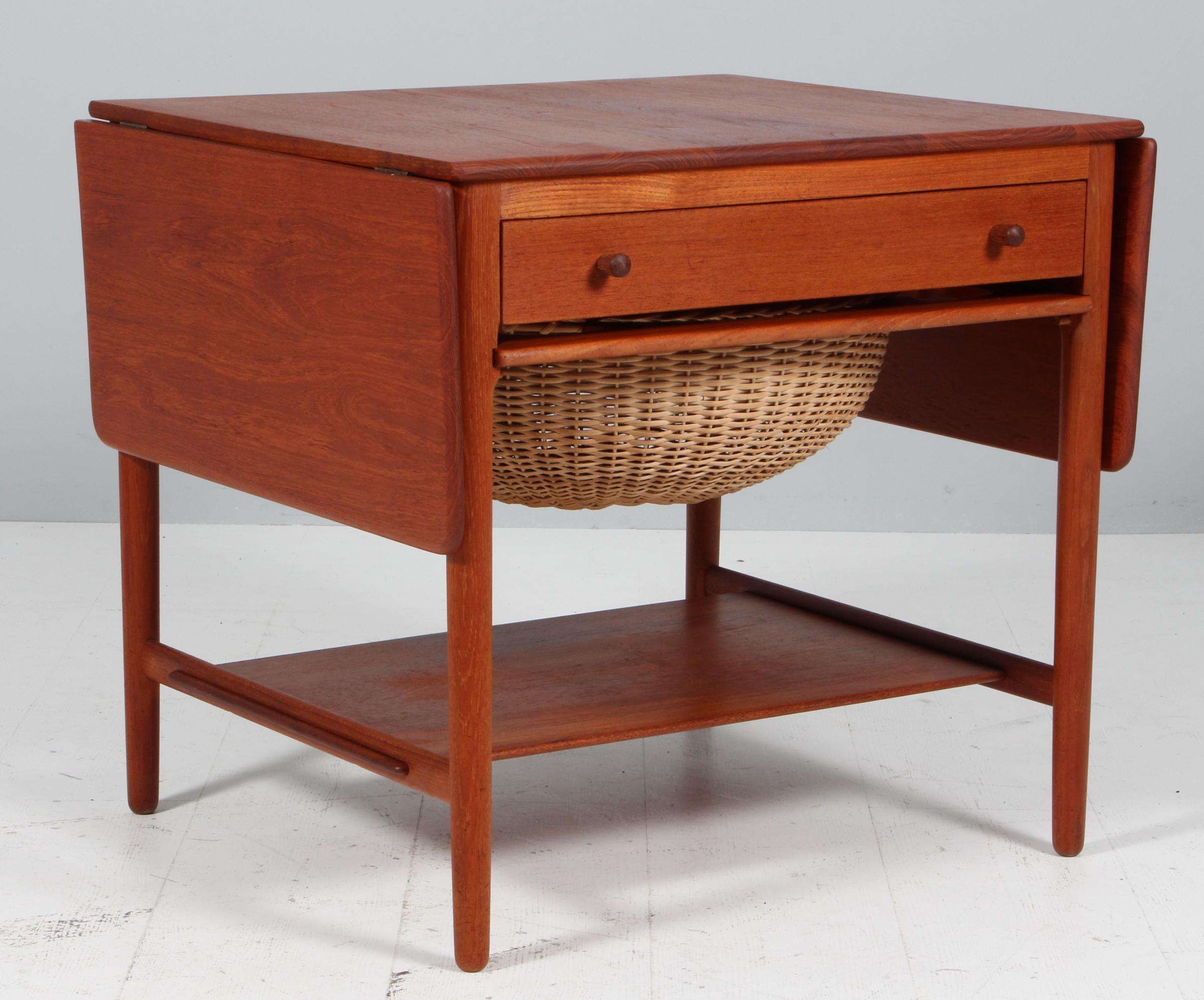 AT-33 teak and cane sewing table by Hans J. Wegner produced by Andreas Tuck, Denmark, circa 1960s
2 drop down leaves, pull out sewing basket, drawer with divider, storage and spindles
Mint condition, signed
Measures: H 60 x L 67 (+ 2 leaves of 27 cm