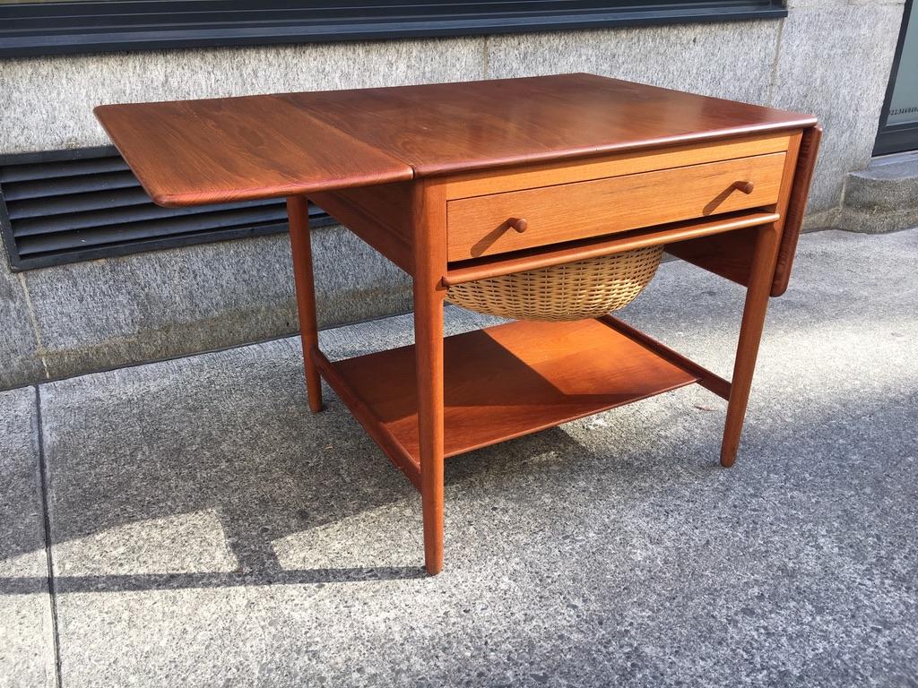 Hans J. Wegner Teak Sewing Table Model AT-33 by Andreas Tuck, Denmark, 1960s In Excellent Condition In Geneva, CH