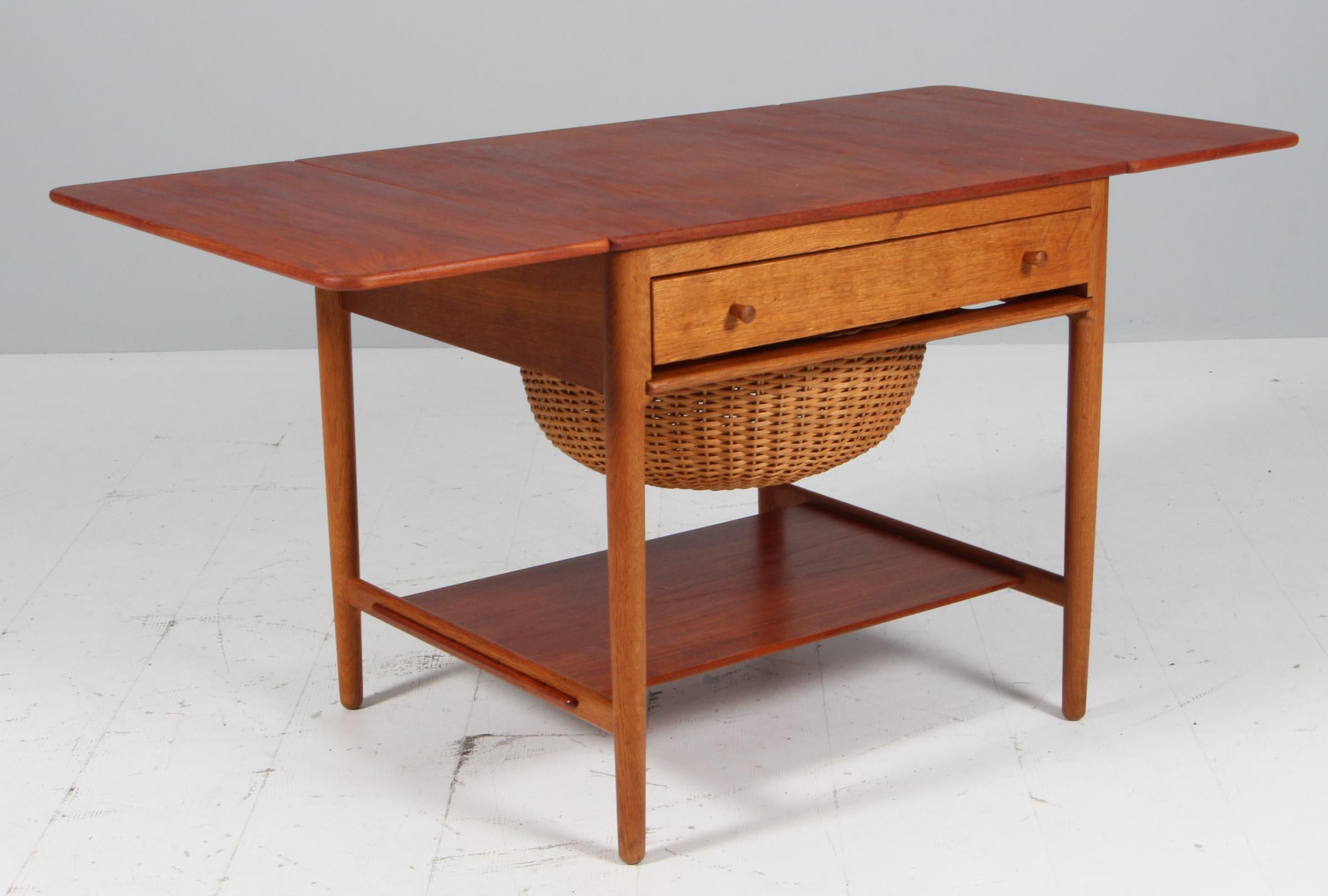 Mesa de costura de teca Hans J. Wegner Modelo AT-33 de Andreas Tuck, Dinamarca, Años 60 Caña en venta