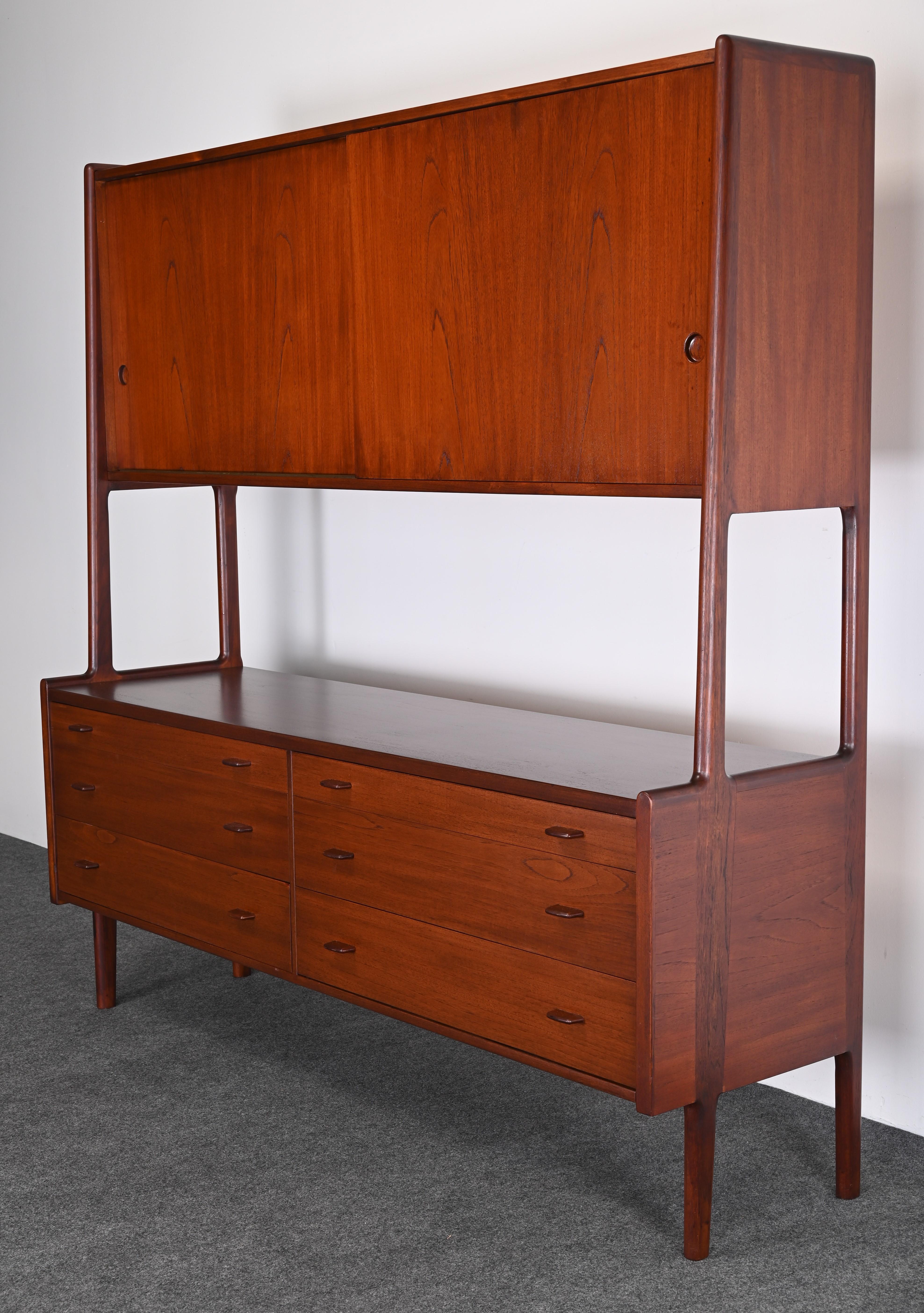 Magnifique buffet en teck massif conçu par Hans J. Wegner pour Ry Mobler, modèle RY20. Cette belle armoire offre de nombreux rangements et fonctionnalités. Ce fronton a été refini sur la surface supérieure de la base, mais la plupart des finitions