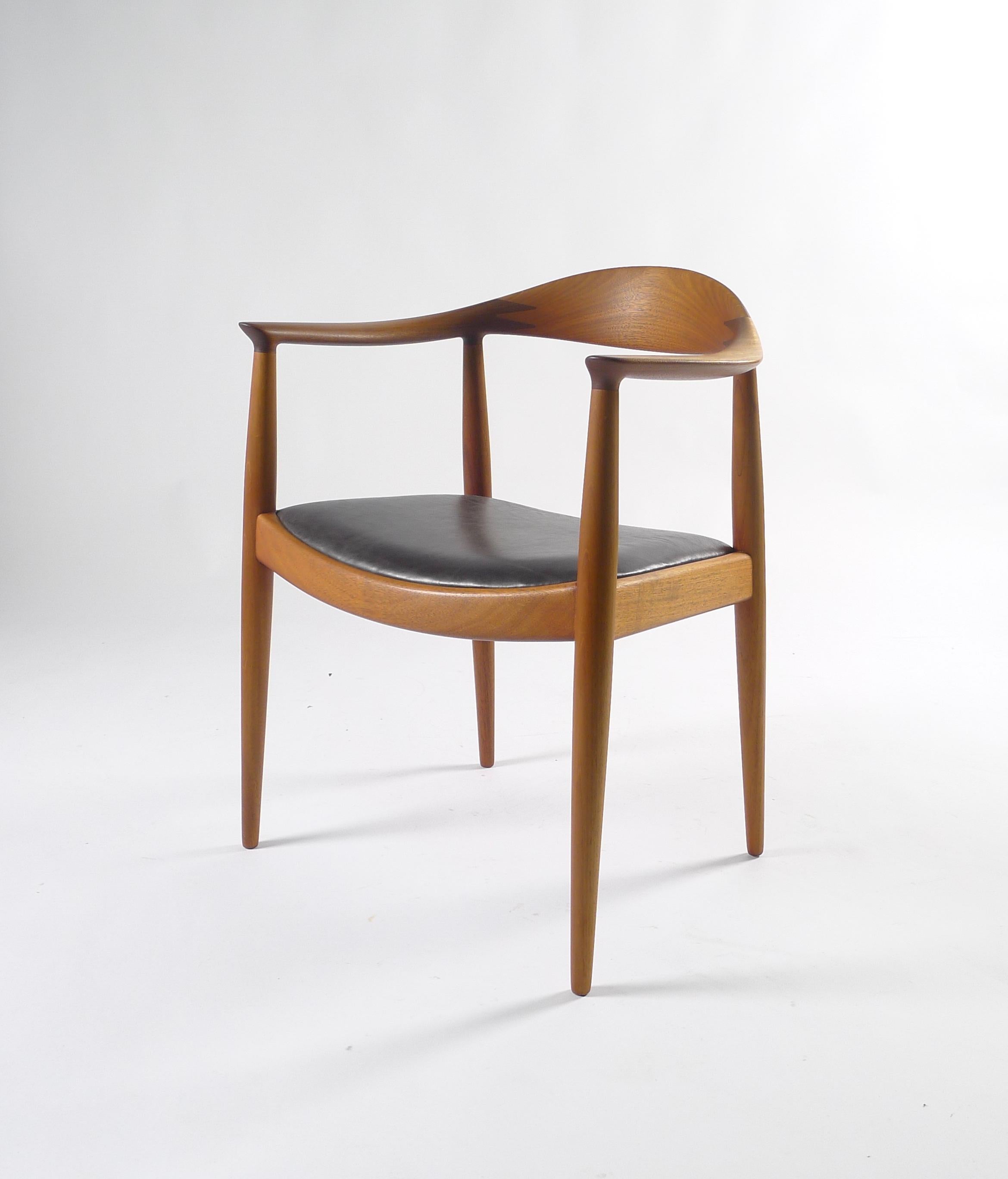 Hans J Wegner, der Stuhl oder runder Stuhl, Modell JH503, Entwurf 1949, hergestellt von Johannes Hansen, Dänemark

Gestell aus Teakholz mit geschwungener Rückenlehne, gepolsterter Sitz aus schwarzem Leder

Stempelmarke JOHANNES
