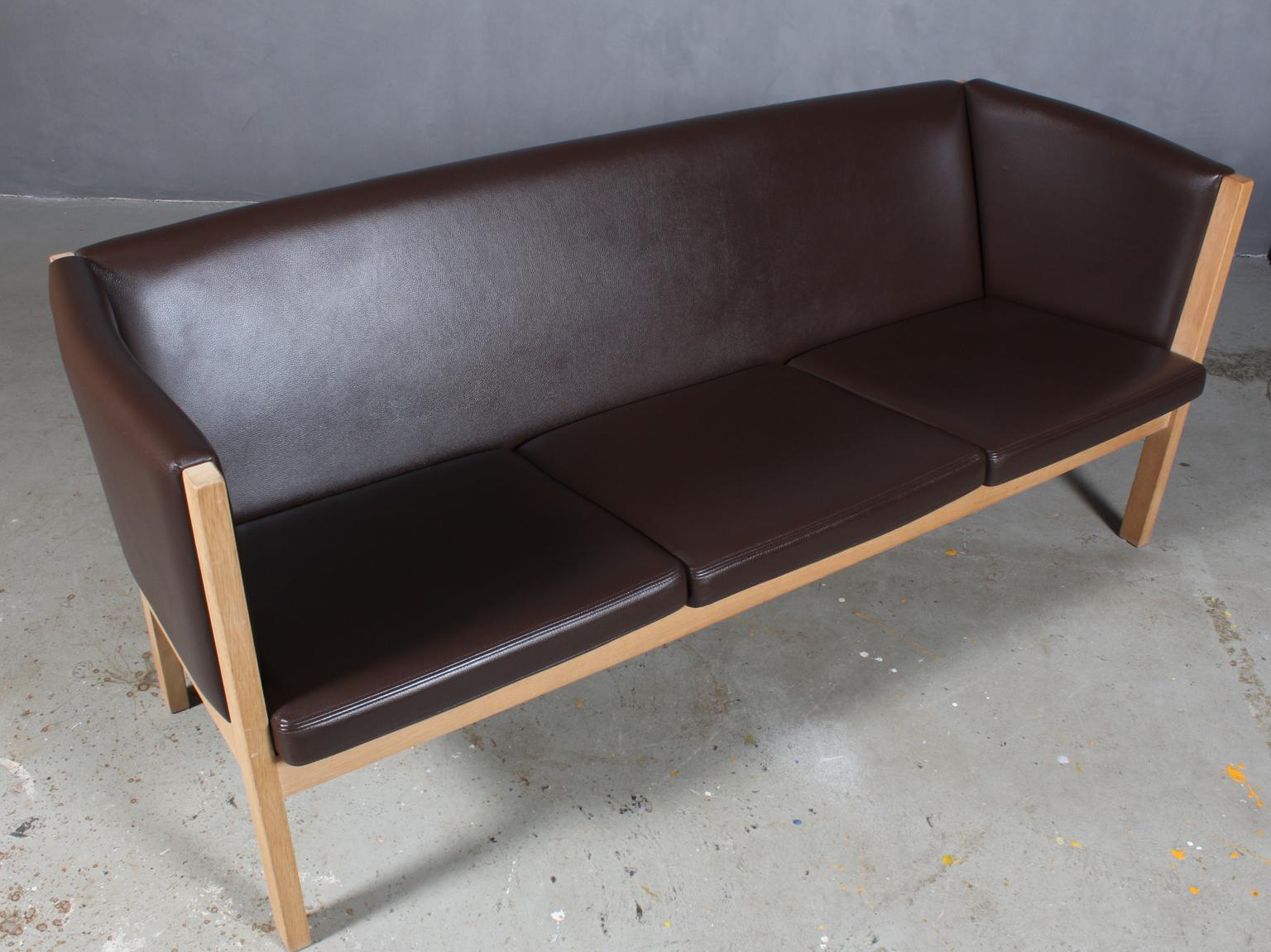Hans J. Wegner three-seat sofa original upholstered with brown semi aniline leather.

Frame of solid soap treated oak.

Model 285 / 3, made by GETAMA.