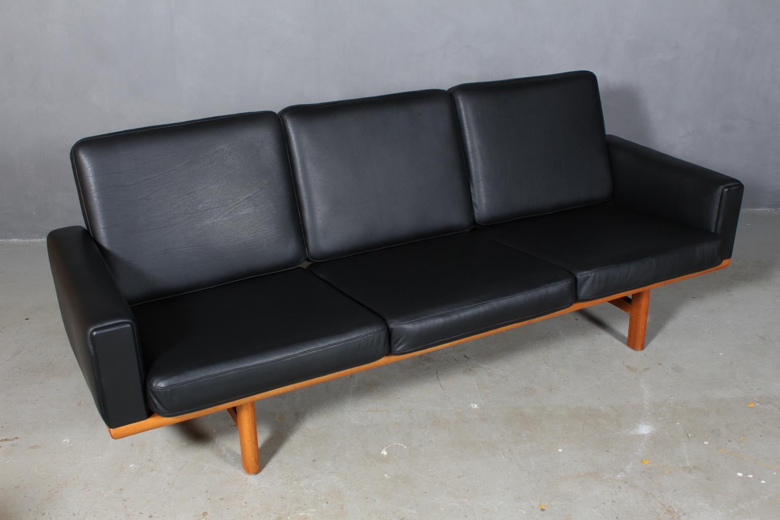 Hans J. Wegner three-seat sofa new upholstered with pure aniline leather.
Original Epeda cushions.

Frame in solid oak.

Model 236/4, produced by GETAMA.