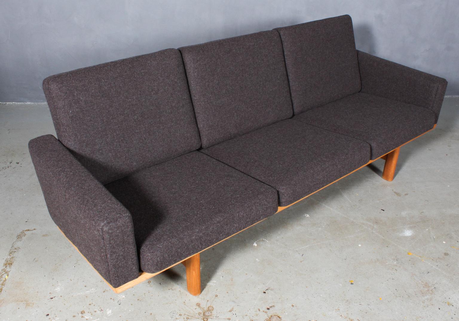 Divano a tre posti Hans J. Wegner nuovo rivestito con lana Divina in 100 % lana della Nuova Zelanda.

Cuscini originali Epeda.

Telaio in legno massiccio di Oak.

Modello 236/3, prodotto da GETAMA.