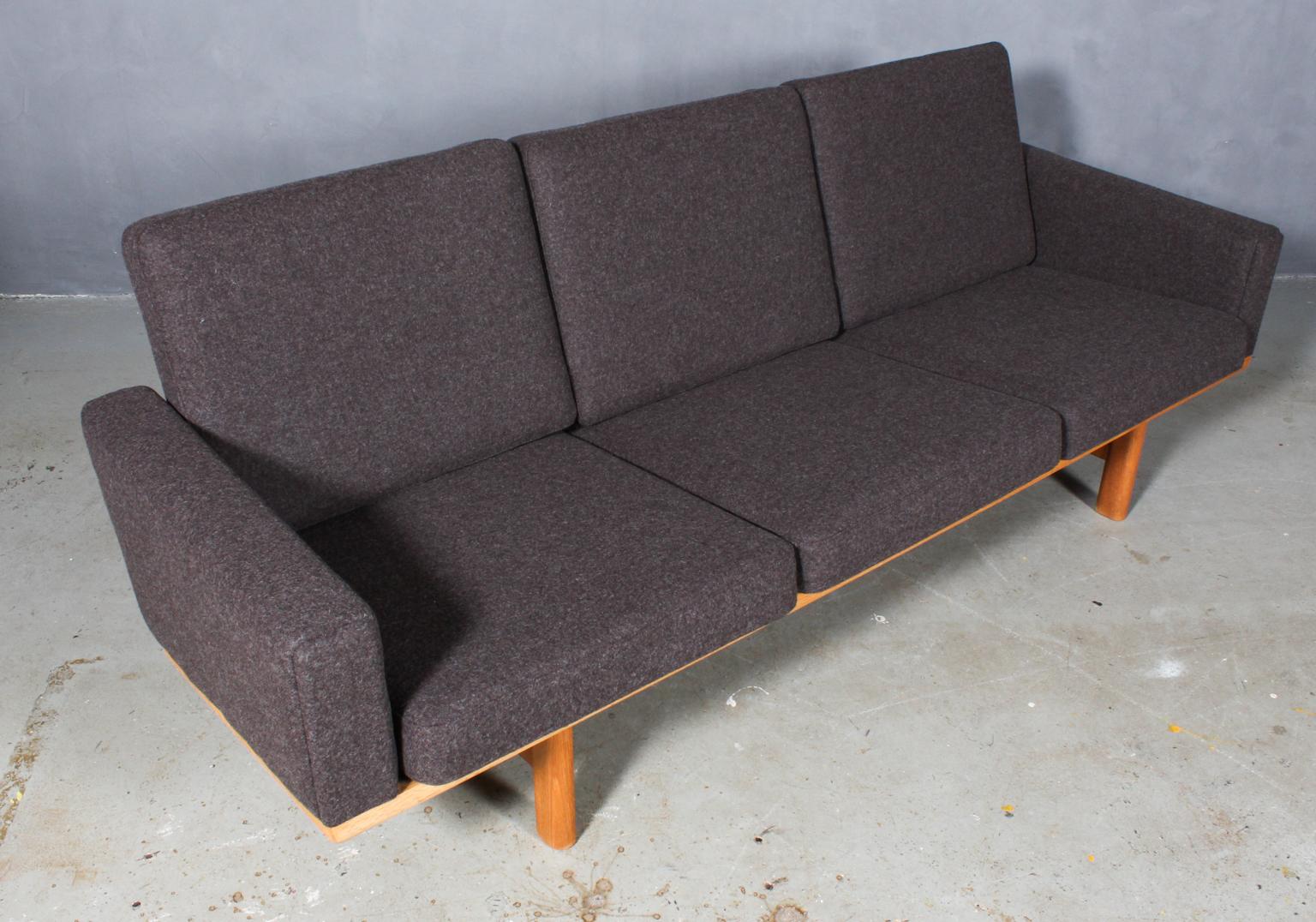 Hans J. Wegner Dreisitzer-Sofa, neu gepolstert mit Divina-Wolle aus 100 % neuseeländischer Wolle.

Original Epeda-Kissen.

Rahmen aus massiver Eiche.

Modell 236/3, hergestellt von GETAMA.