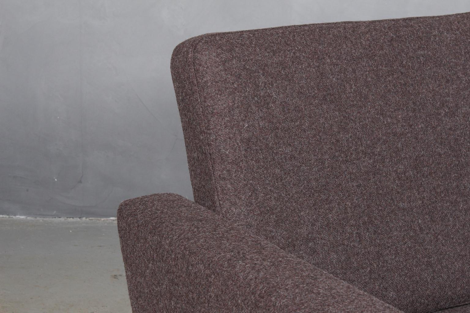 Dreisitziges Sofa von Hans J. Wegner (Moderne der Mitte des Jahrhunderts) im Angebot