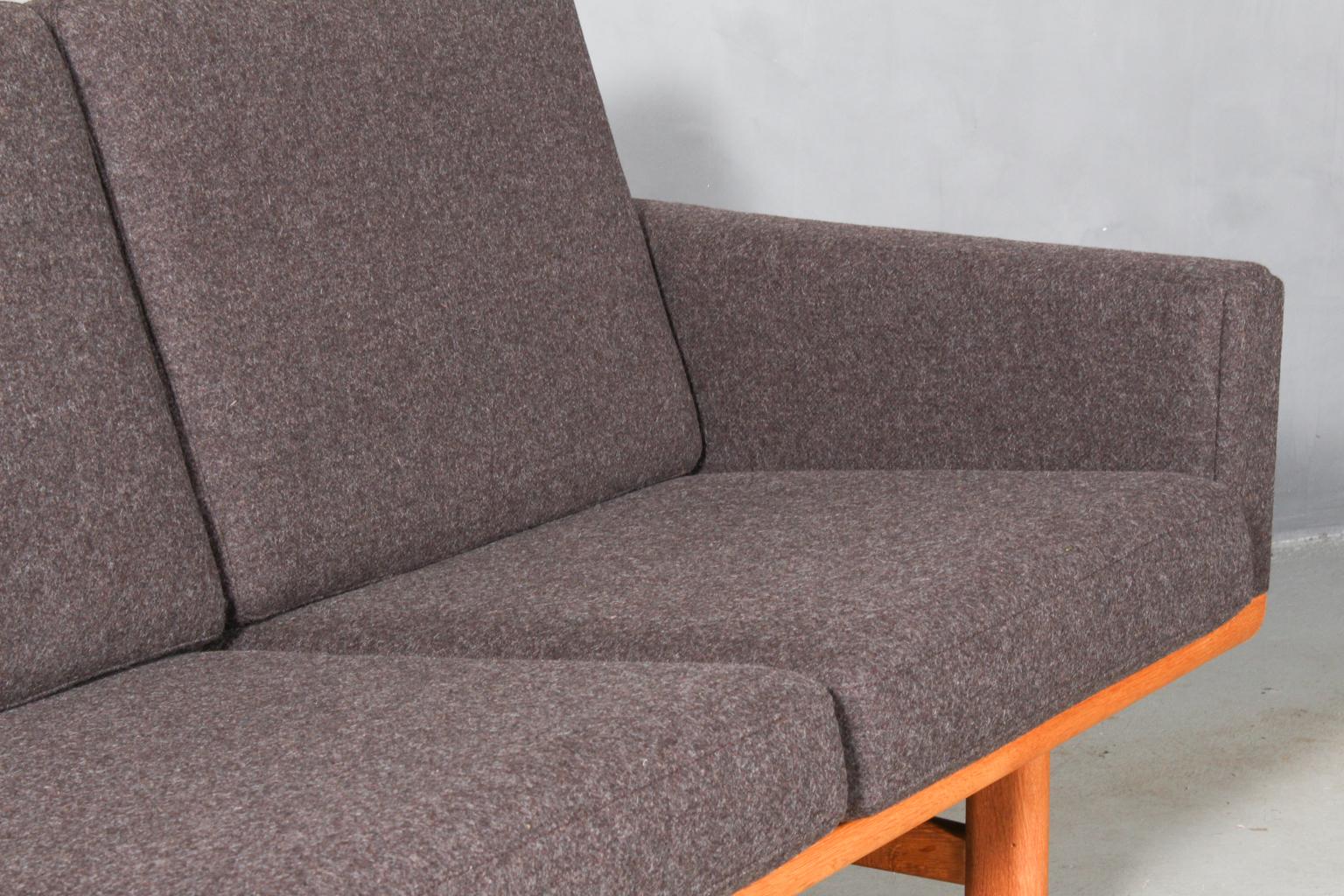 Dreisitziges Sofa von Hans J. Wegner (Mitte des 20. Jahrhunderts) im Angebot