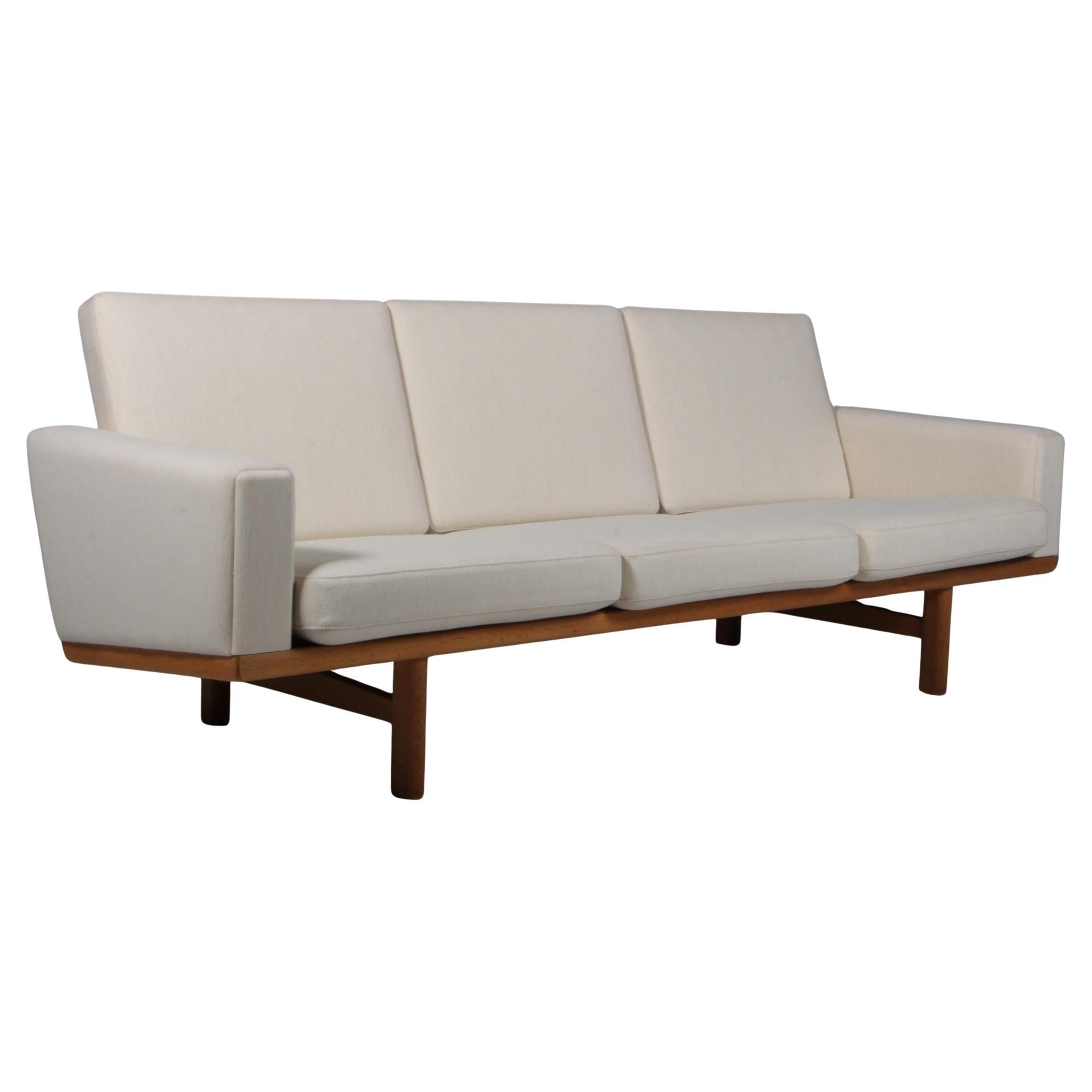 Sofá de tres plazas Hans J. Wegner